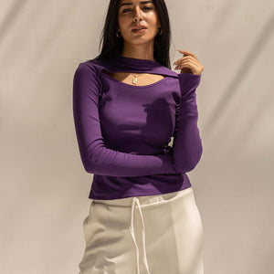 توب قطني مضلّع بنفسجي بقَصّة رقبة مفتوحة – أناقة عصرية ولمسة مميزة