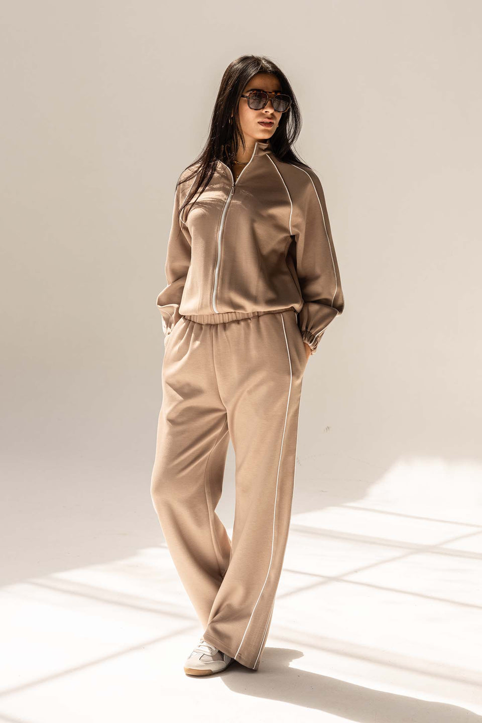 طقم ترينك مودال بيج بخط جانبي – أناقة بسيطة وراحة تدوم