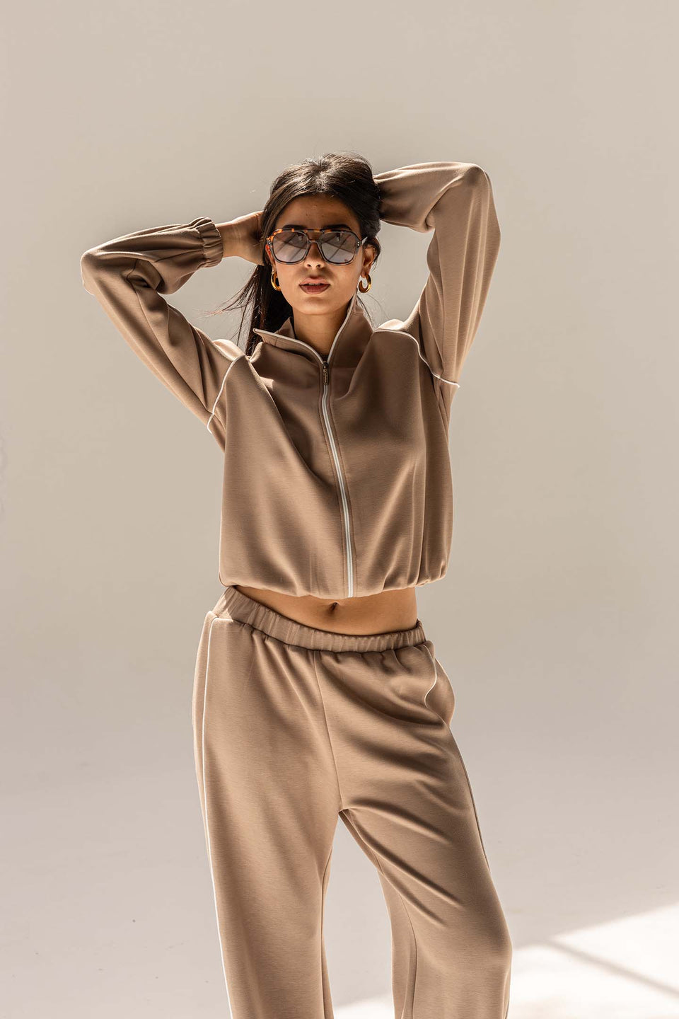 طقم ترينك مودال بيج بخط جانبي – أناقة بسيطة وراحة تدوم