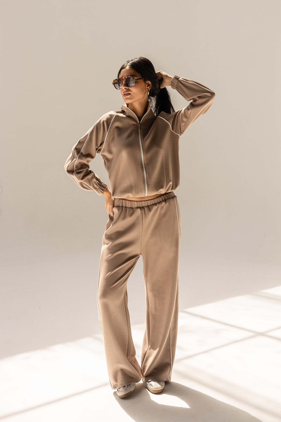 طقم ترينك مودال بيج بخط جانبي – أناقة بسيطة وراحة تدوم