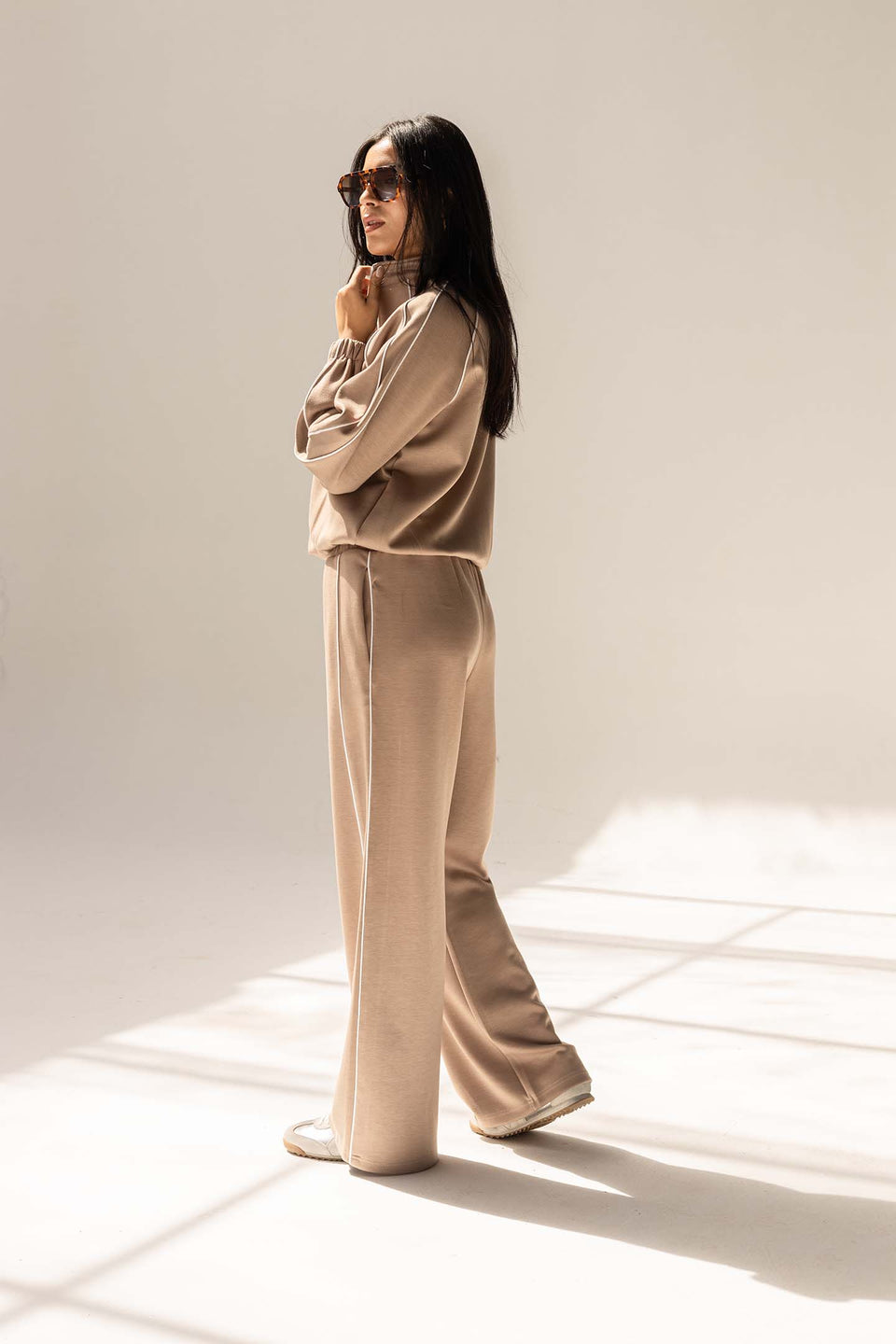 طقم ترينك مودال بيج بخط جانبي – أناقة بسيطة وراحة تدوم