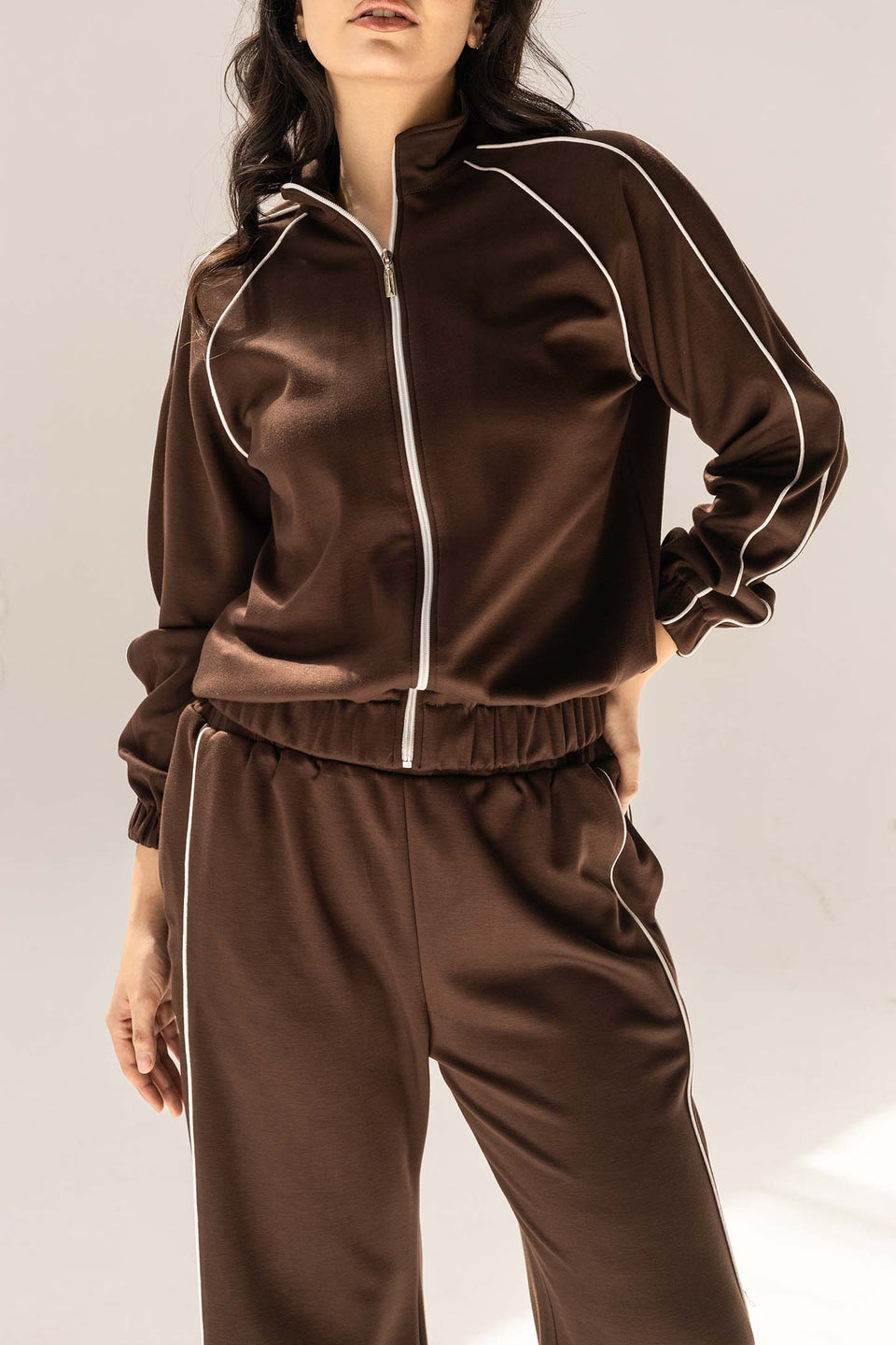 طقم ترينك مودال بني بخط جانبي – أناقة يومية بلمسة عصرية