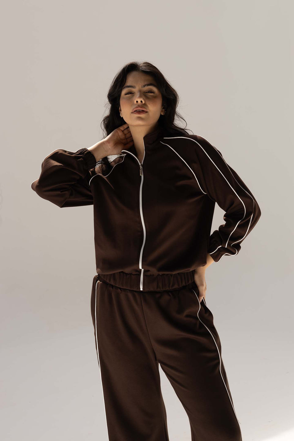 طقم ترينك مودال بني بخط جانبي – أناقة يومية بلمسة عصرية