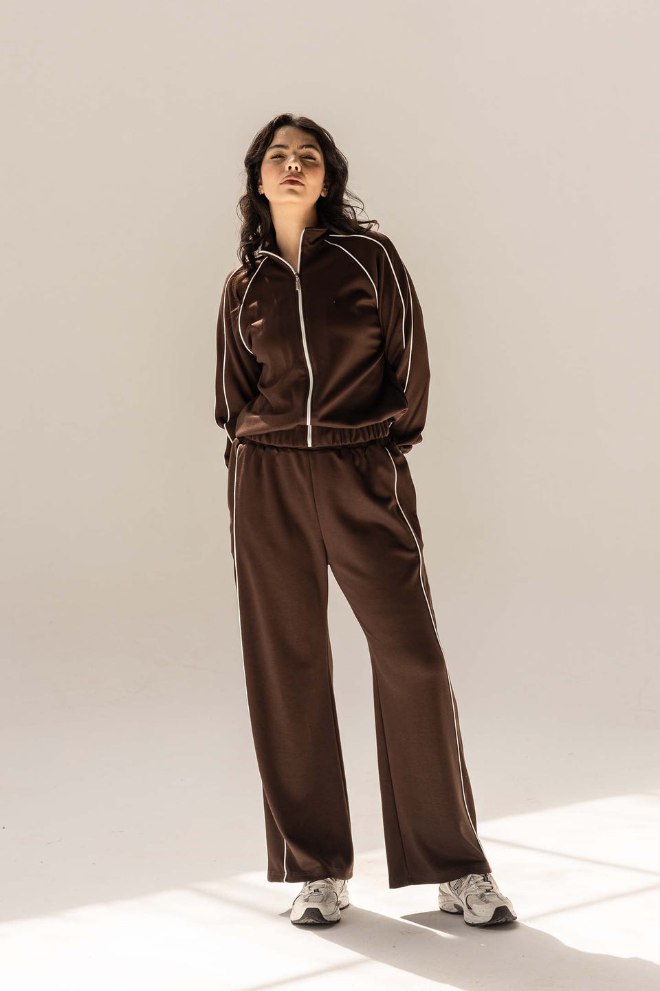 طقم ترينك مودال بني بخط جانبي – أناقة يومية بلمسة عصرية