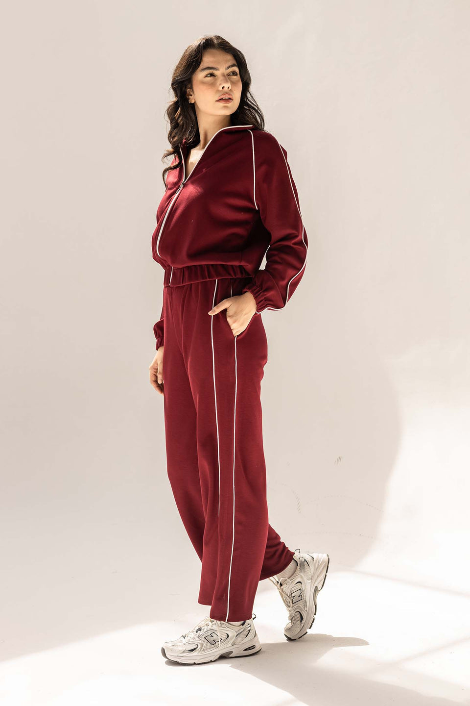 طقم ترينك مودال برغندي بخط جانبي – مزيج من الأناقة والراحة