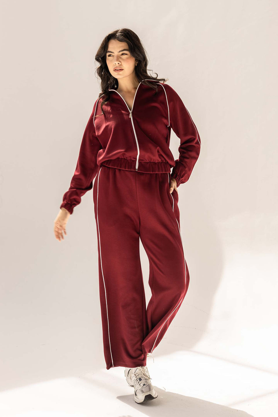 طقم ترينك مودال برغندي بخط جانبي – مزيج من الأناقة والراحة