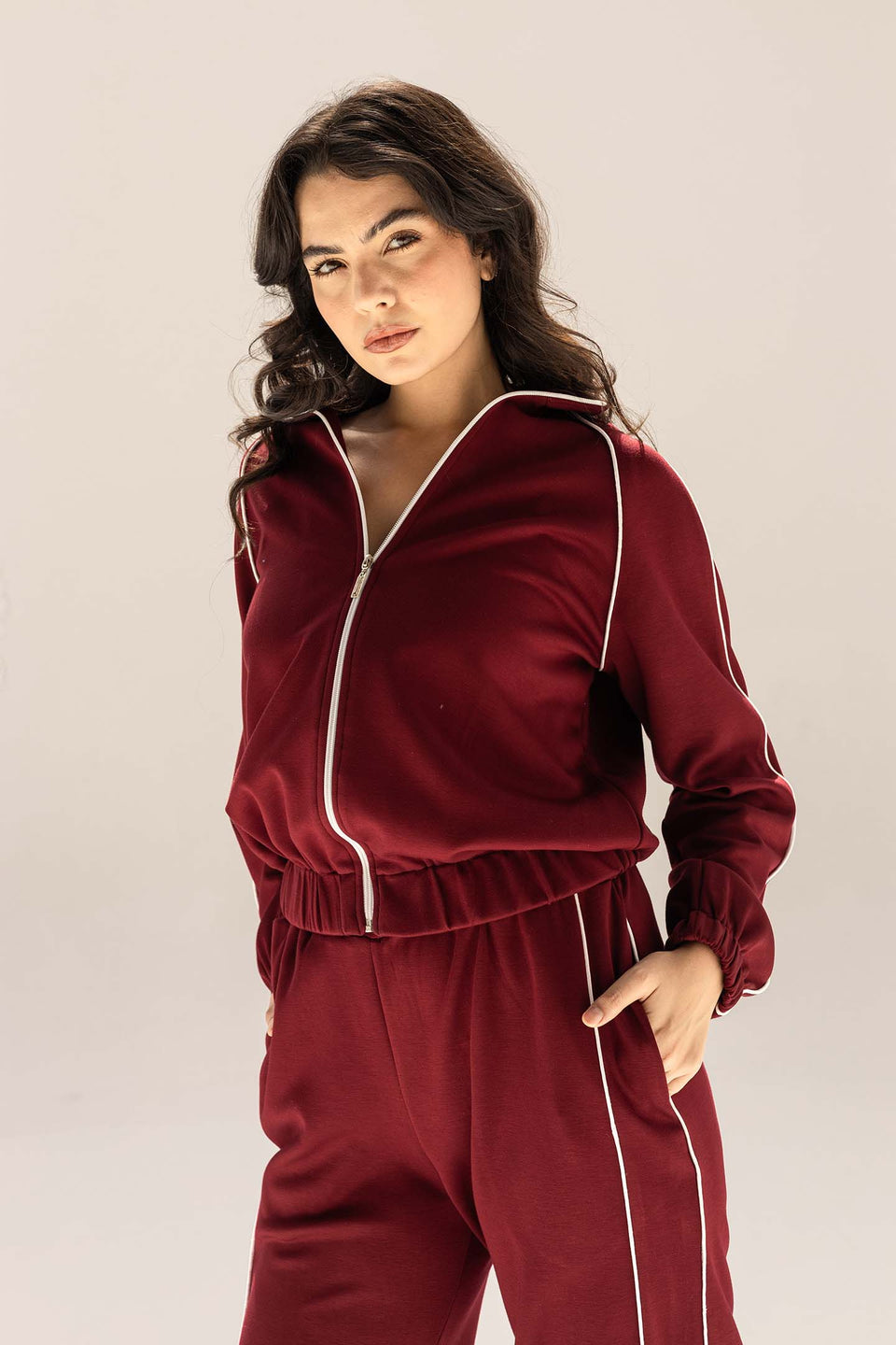 طقم ترينك مودال برغندي بخط جانبي – مزيج من الأناقة والراحة