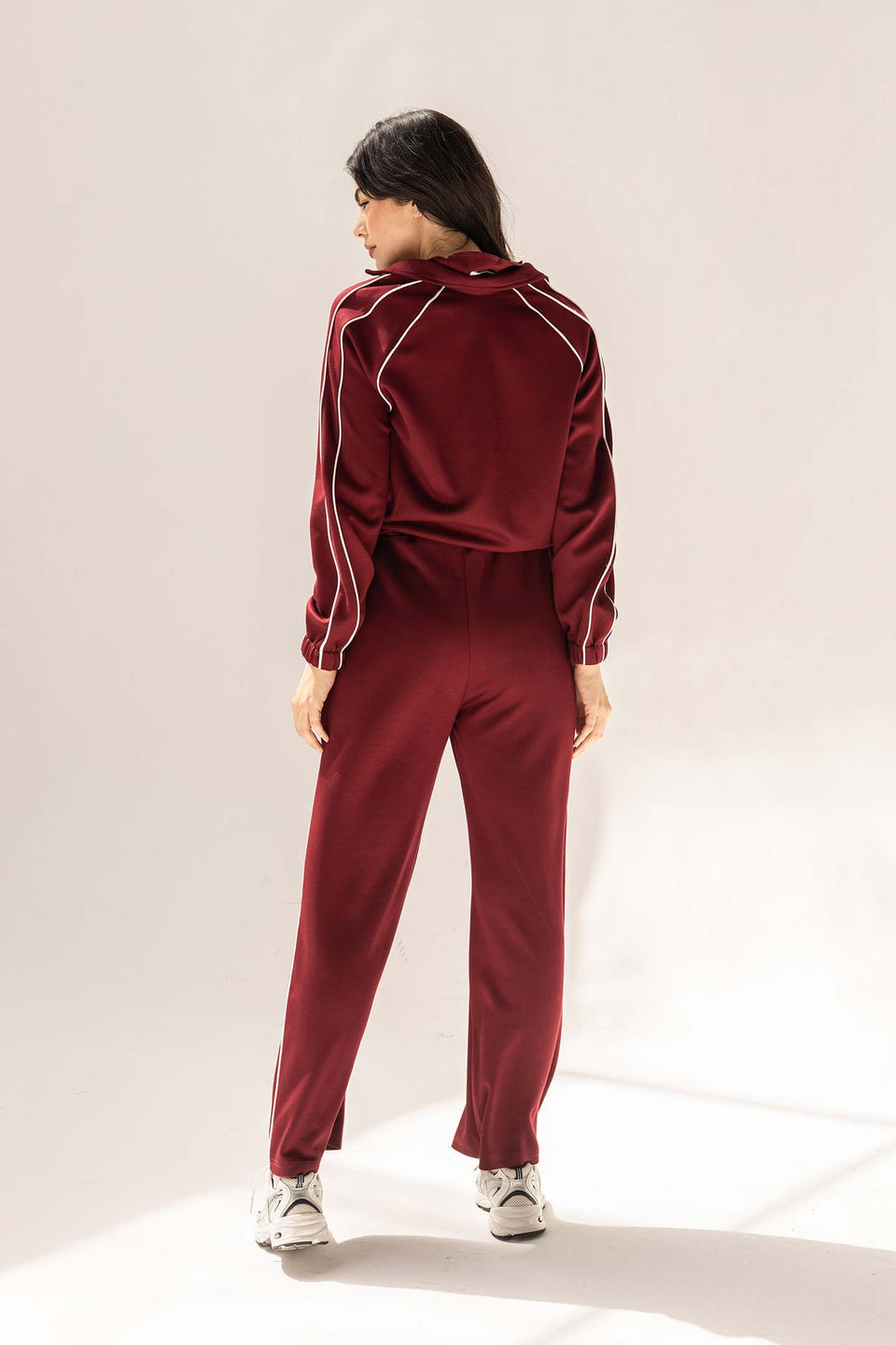 طقم ترينك مودال برغندي بخط جانبي – مزيج من الأناقة والراحة