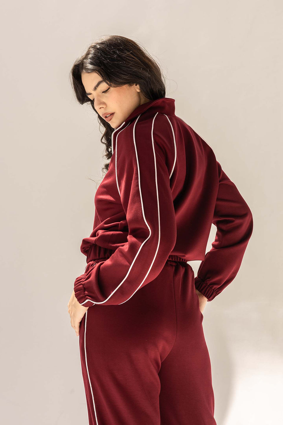 طقم ترينك مودال برغندي بخط جانبي – مزيج من الأناقة والراحة