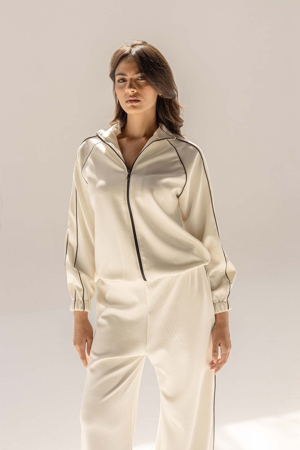 طقم ترينك مودال أوف وايت بخط جانبي – ستايل عصري وراحة فاخرة