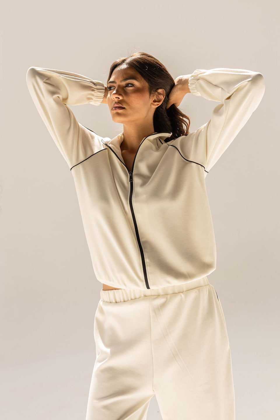 طقم ترينك مودال أوف وايت بخط جانبي – ستايل عصري وراحة فاخرة