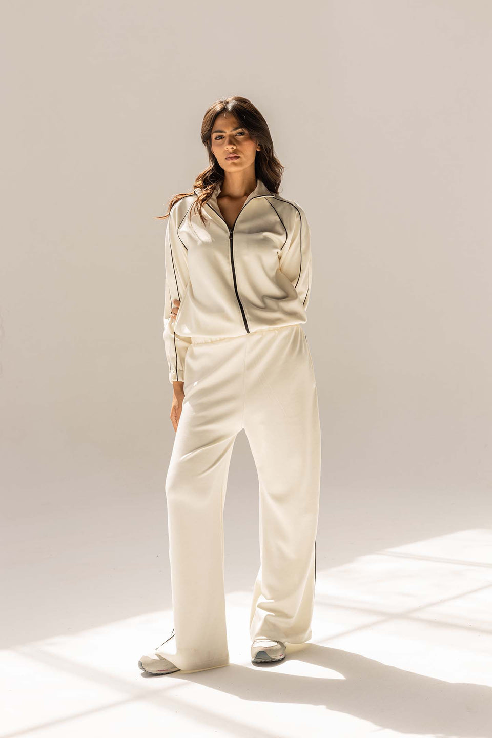 طقم ترينك مودال أوف وايت بخط جانبي – ستايل عصري وراحة فاخرة