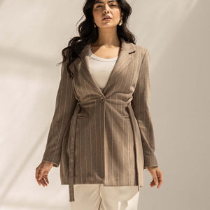 بليزر وول مخطّط باللون الكوفي مع حزام جانبي – أناقة كلاسيكية بتصميم عصري