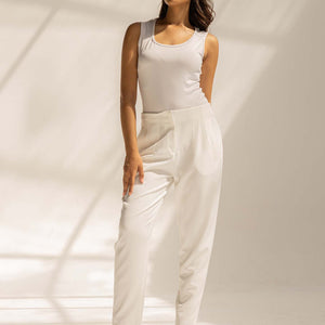 بنطلون أبيض بخصر مرتفع وقصّة مفصّلة – أناقة خالدة بتصميم متقن