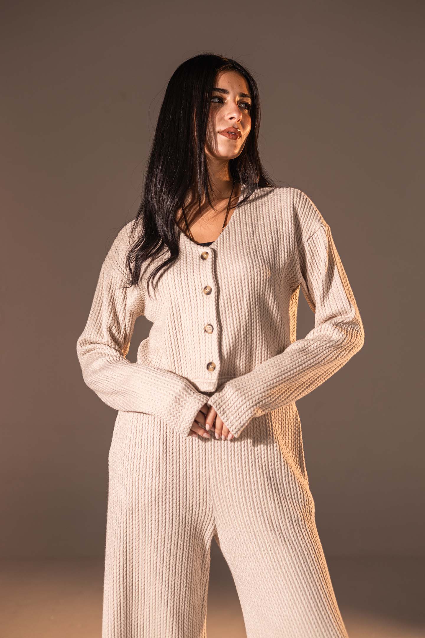 توب محبوك بزرّ أمامي بلون البيج