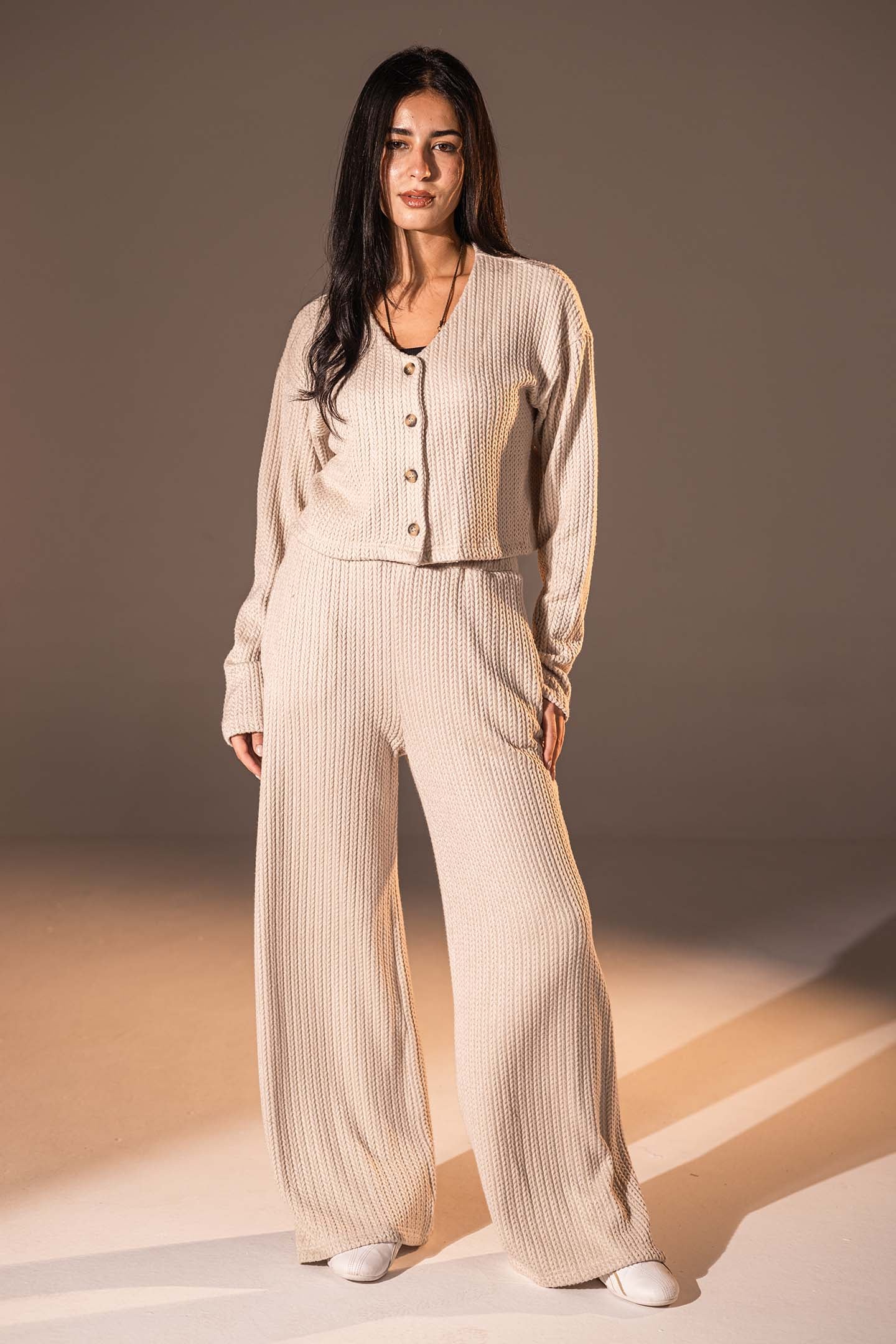 توب محبوك بزرّ أمامي بلون البيج