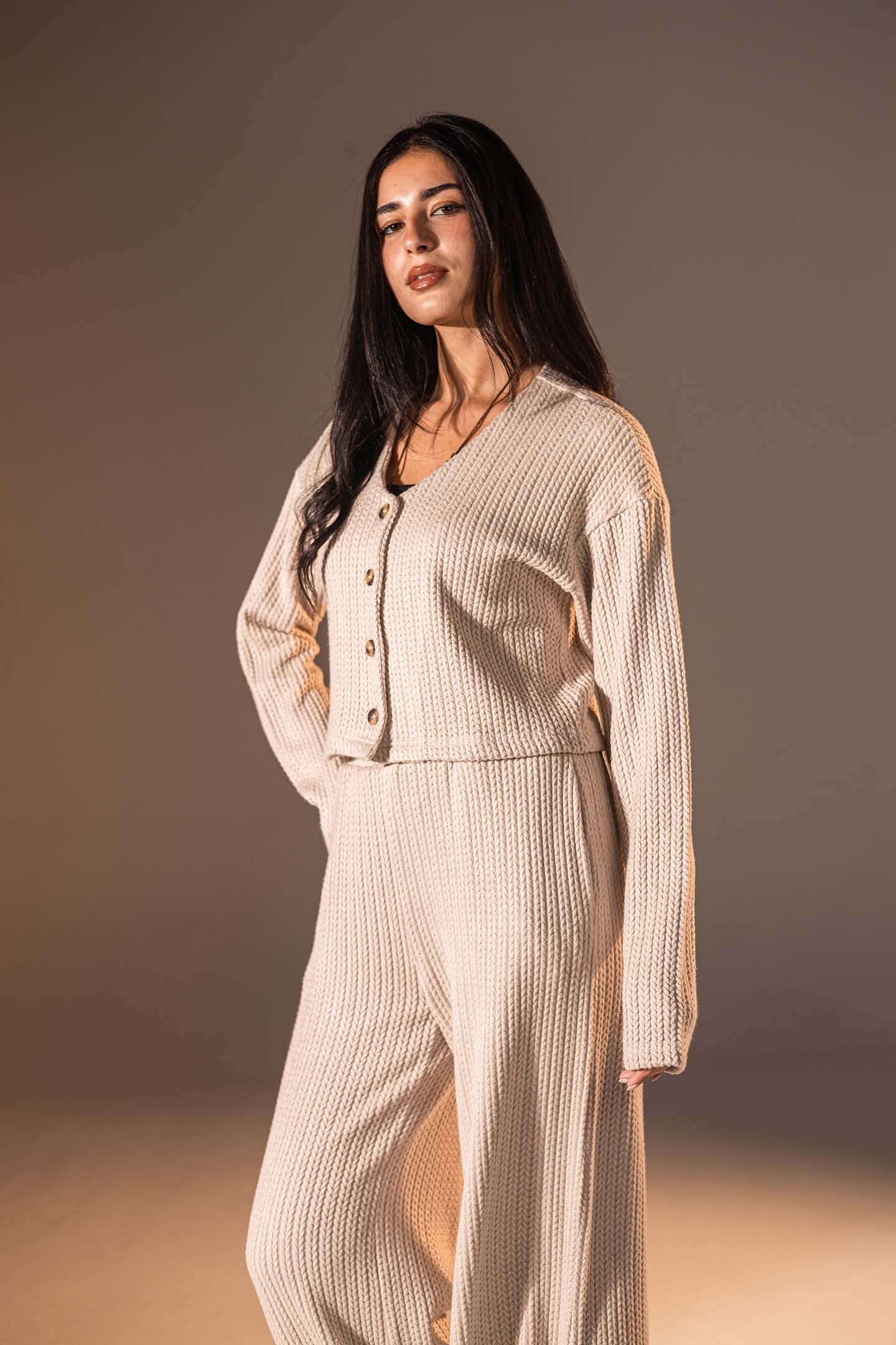 توب محبوك بزرّ أمامي بلون البيج