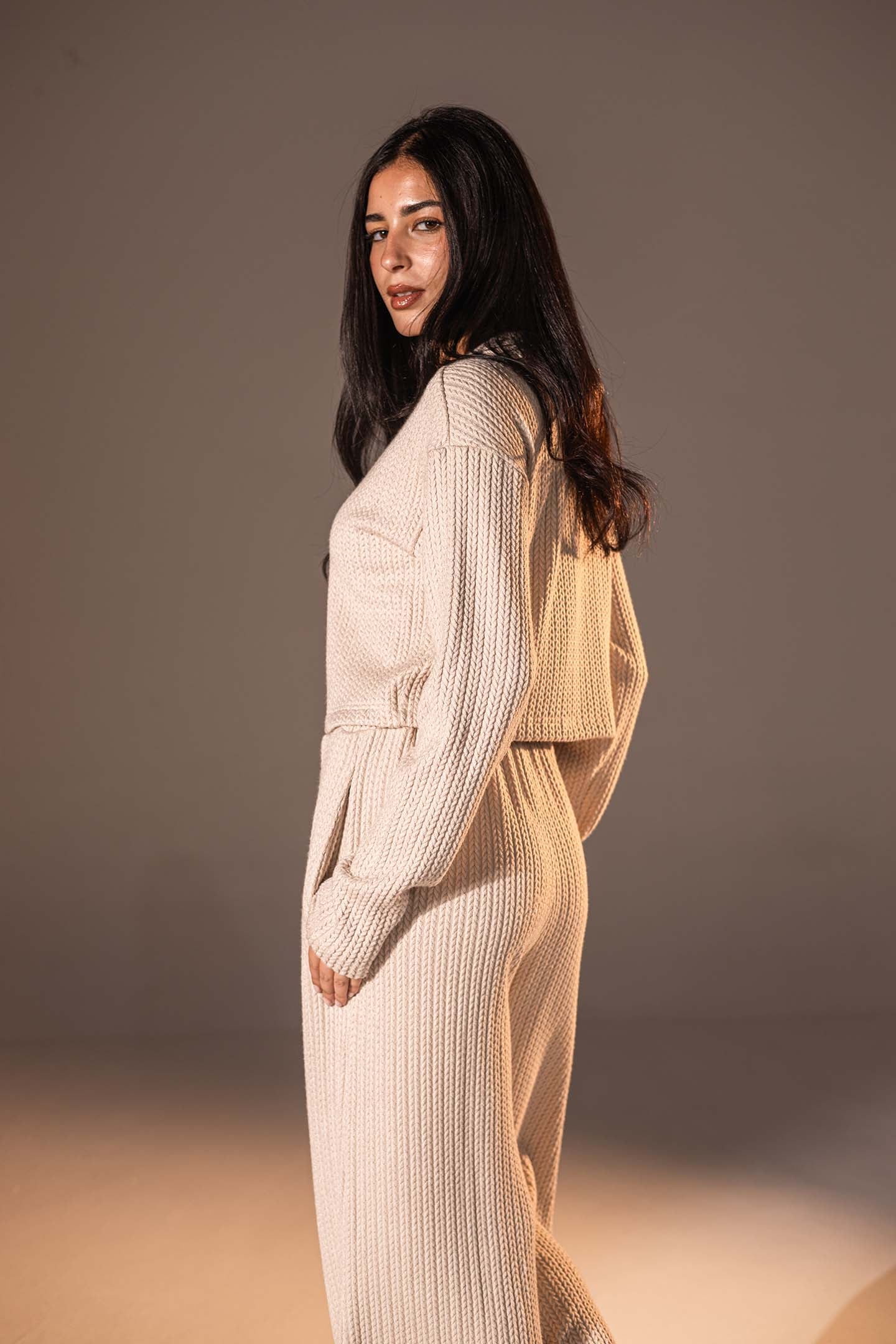 توب محبوك بزرّ أمامي بلون البيج