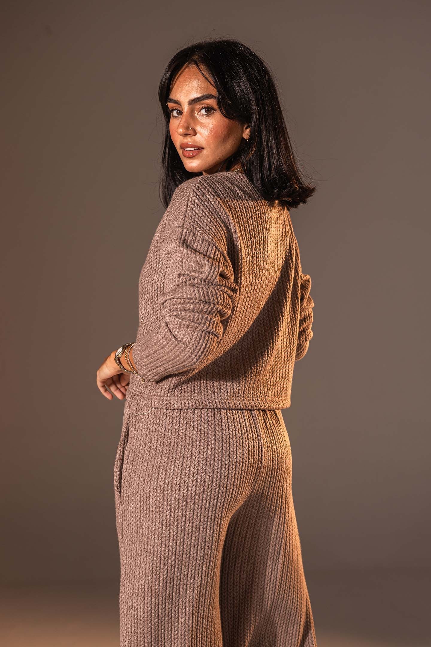 توب محبوك بزرّ أمامي بلون القهوة