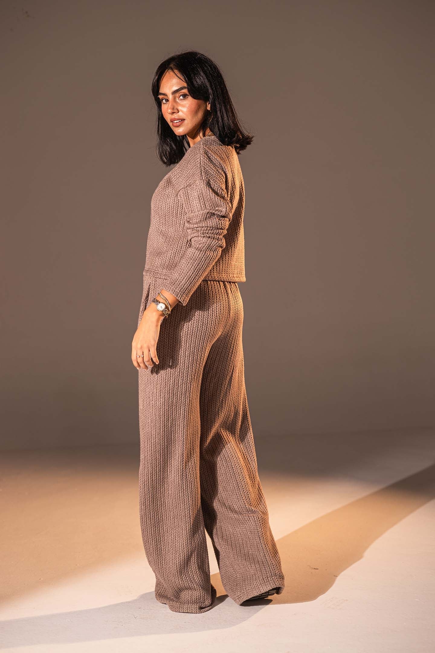 توب محبوك بزرّ أمامي بلون القهوة