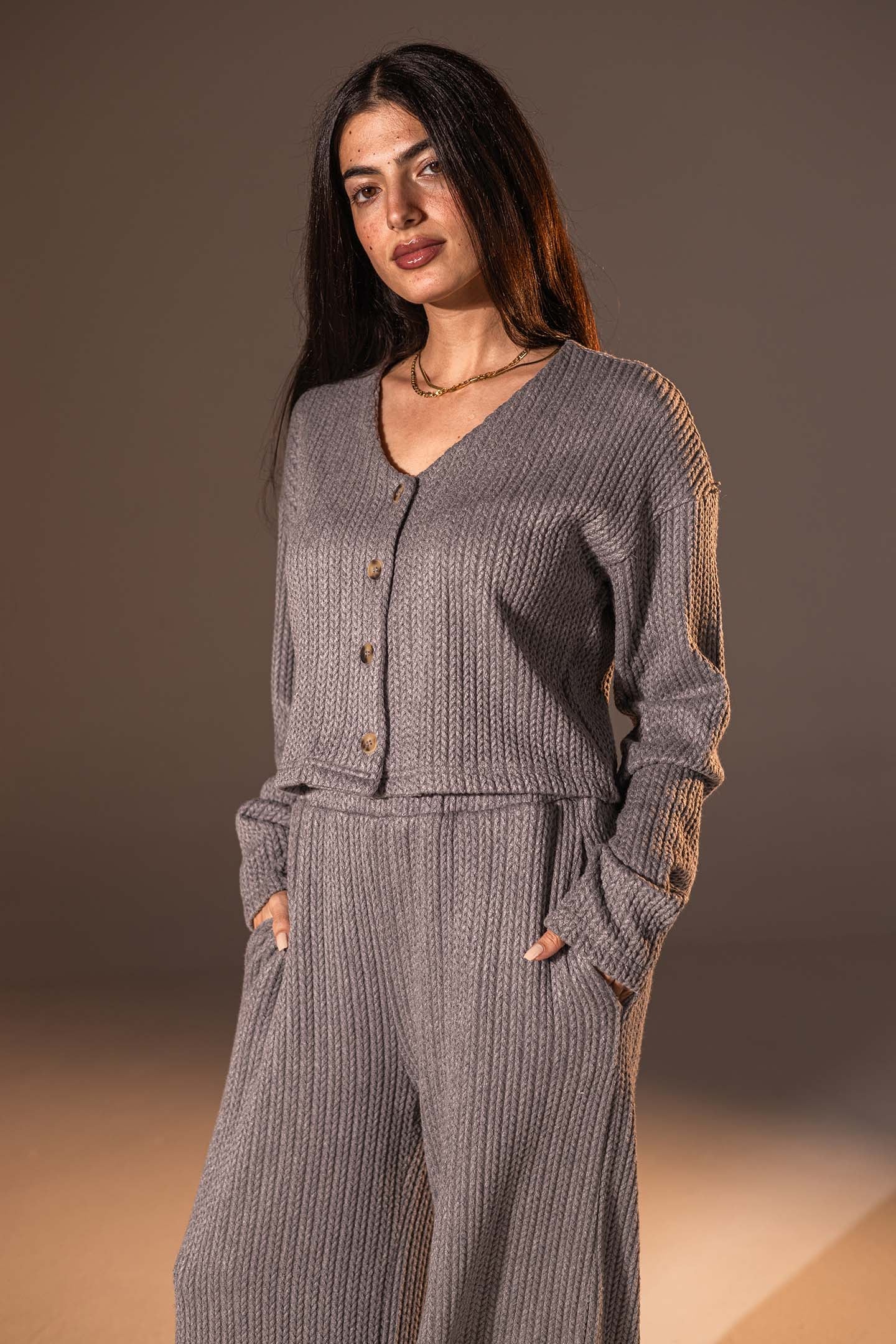 توب محبوك بزرّ أمامي بلون الرمادي