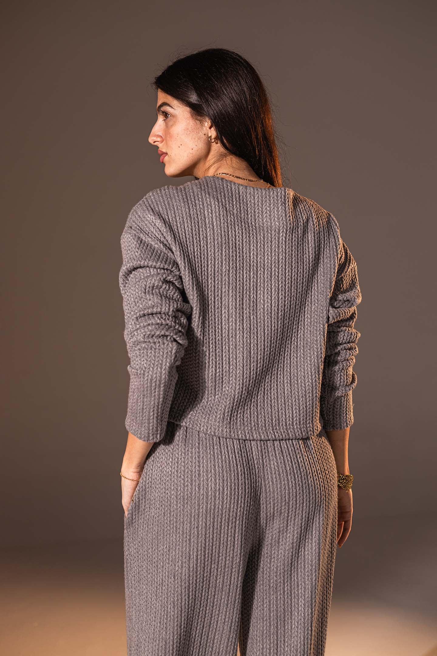 توب محبوك بزرّ أمامي بلون الرمادي