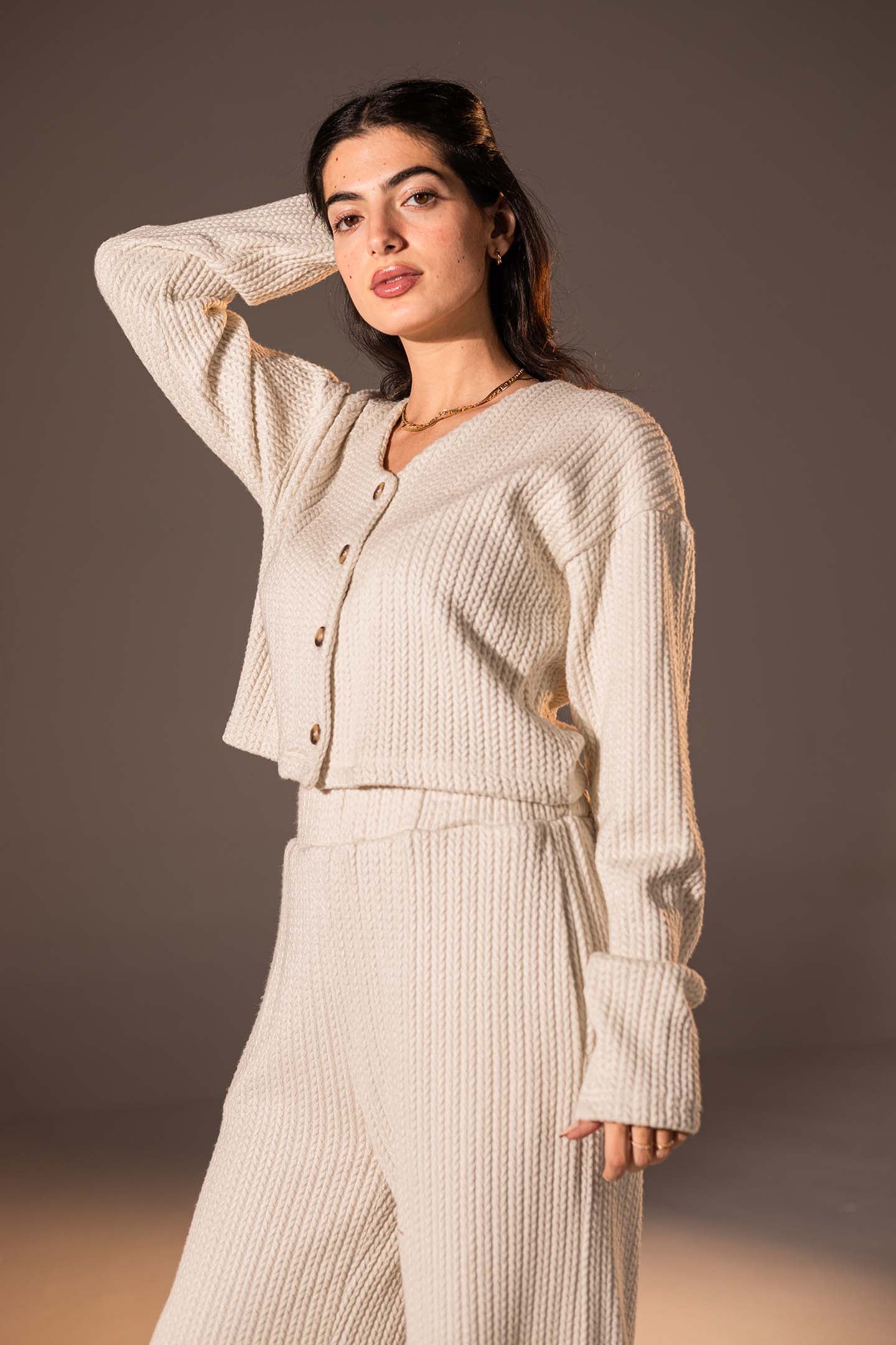 توب محبوك بزرّ أمامي بلون الأوف وايت