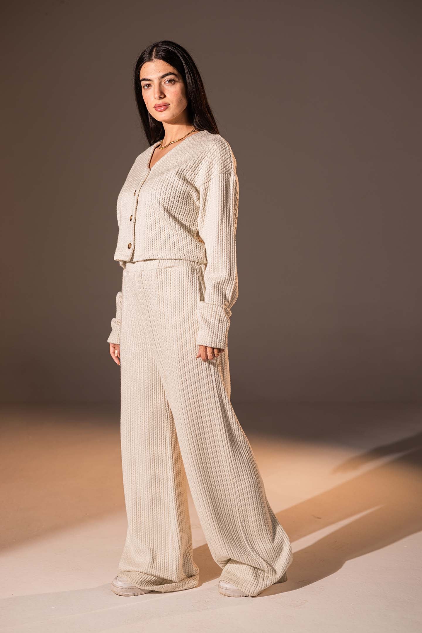 توب محبوك بزرّ أمامي بلون الأوف وايت