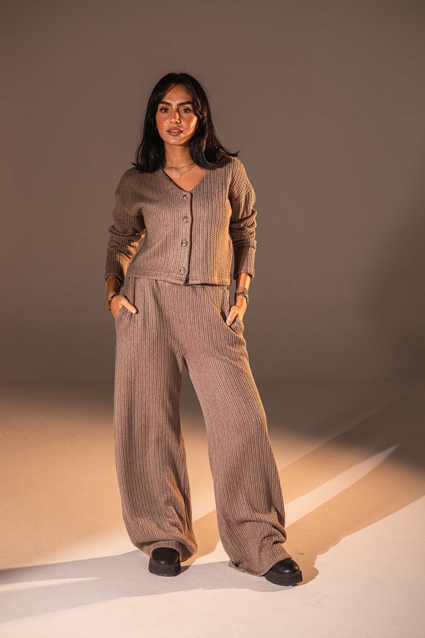 بنطال محبوك بلون القهوة للاسترخاء