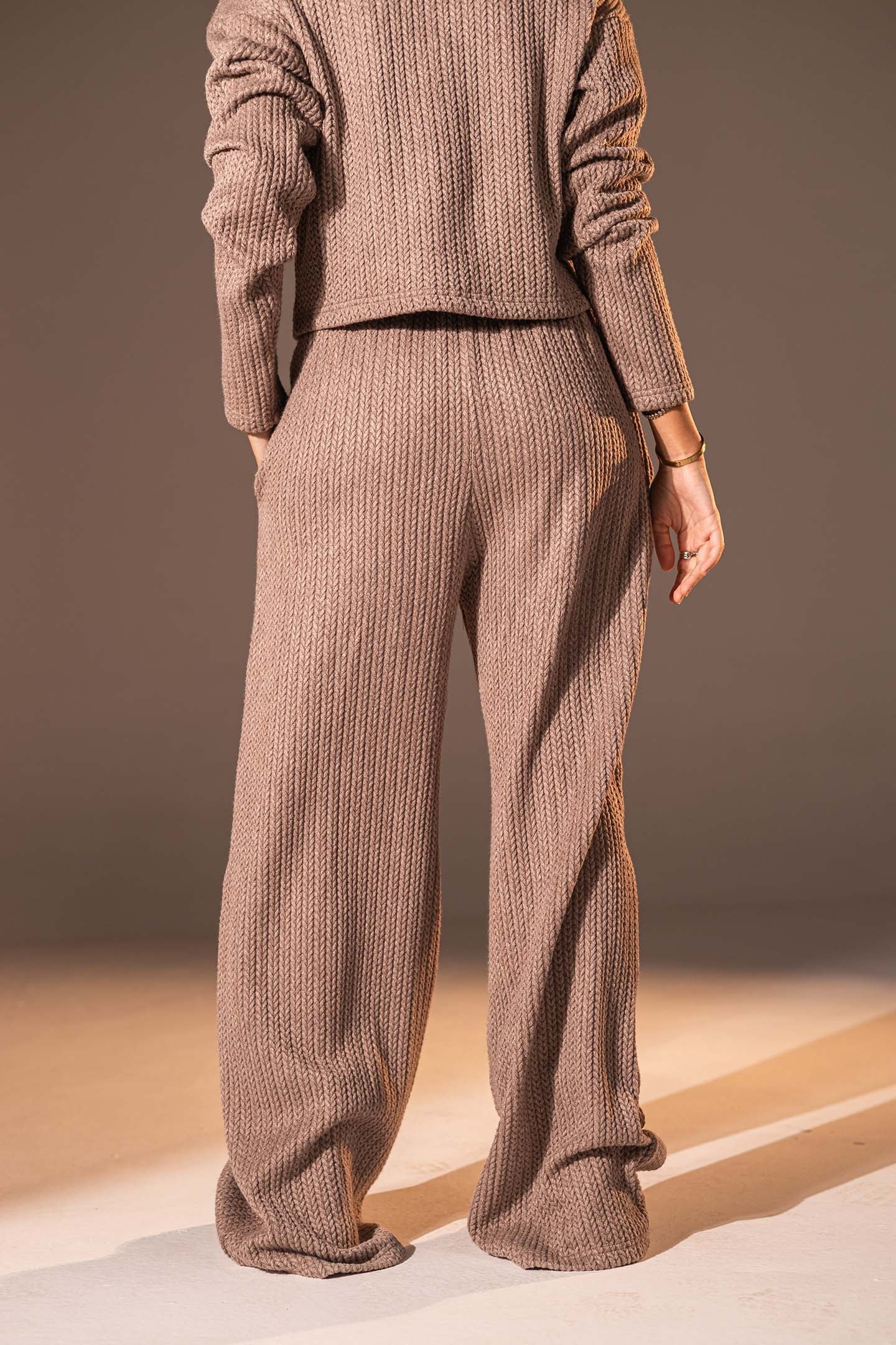 بنطال محبوك بلون القهوة للاسترخاء
