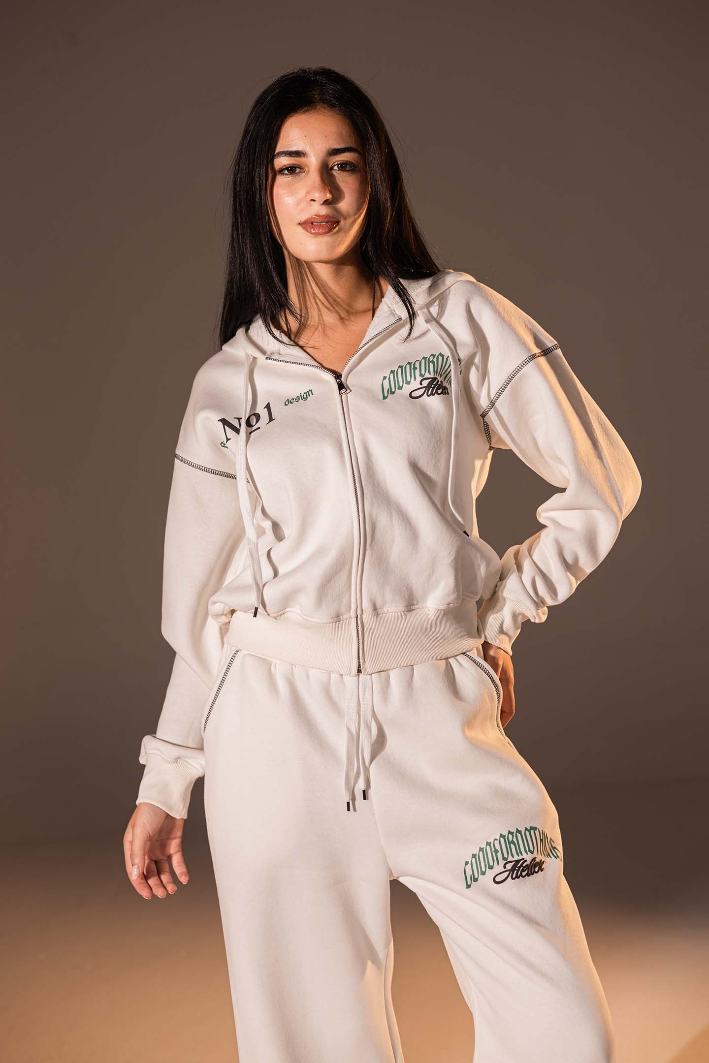 سحّاب أمامي وتصميم جرافيكي بلون الأوف وايت