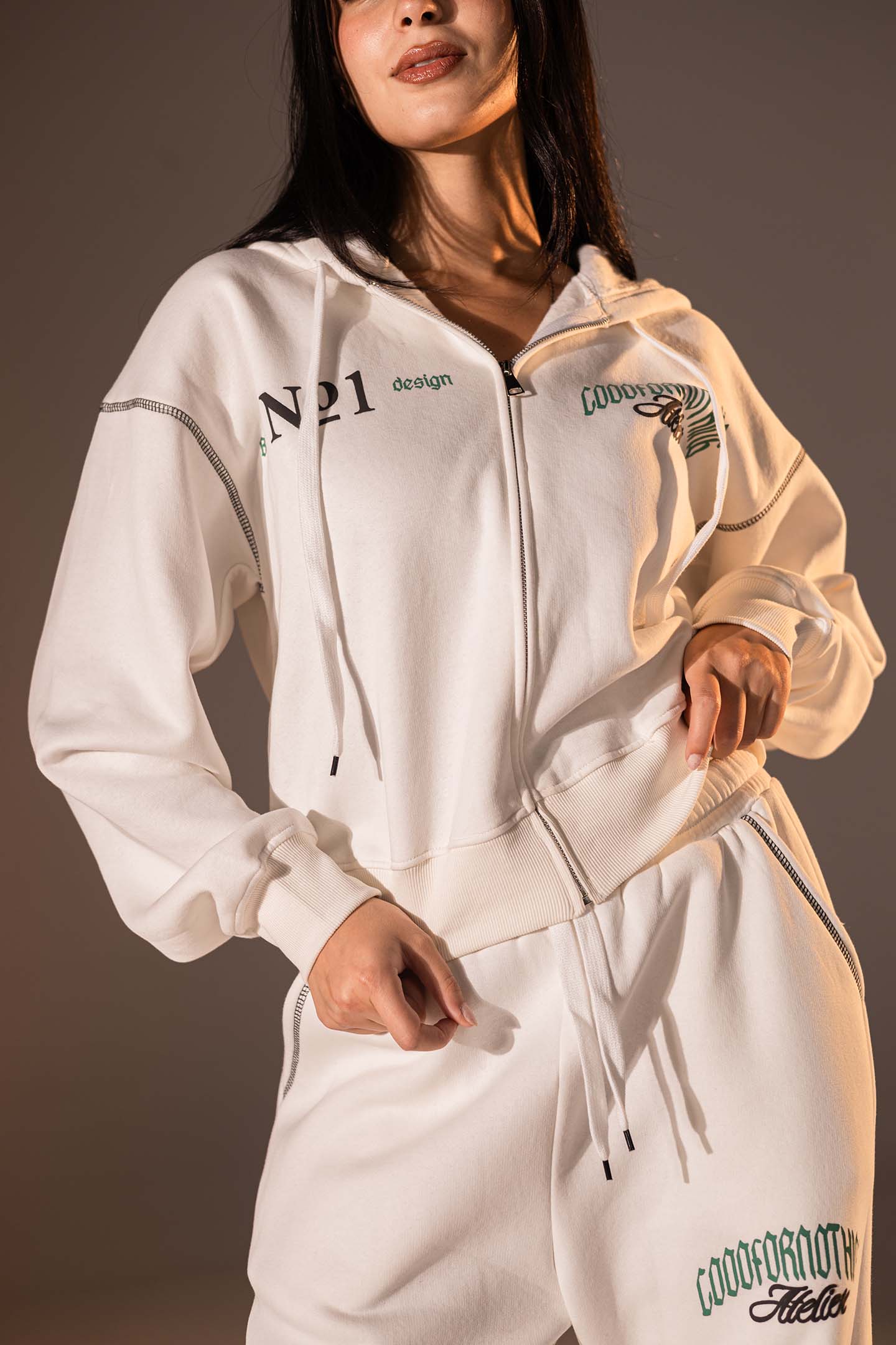 سحّاب أمامي وتصميم جرافيكي بلون الأوف وايت