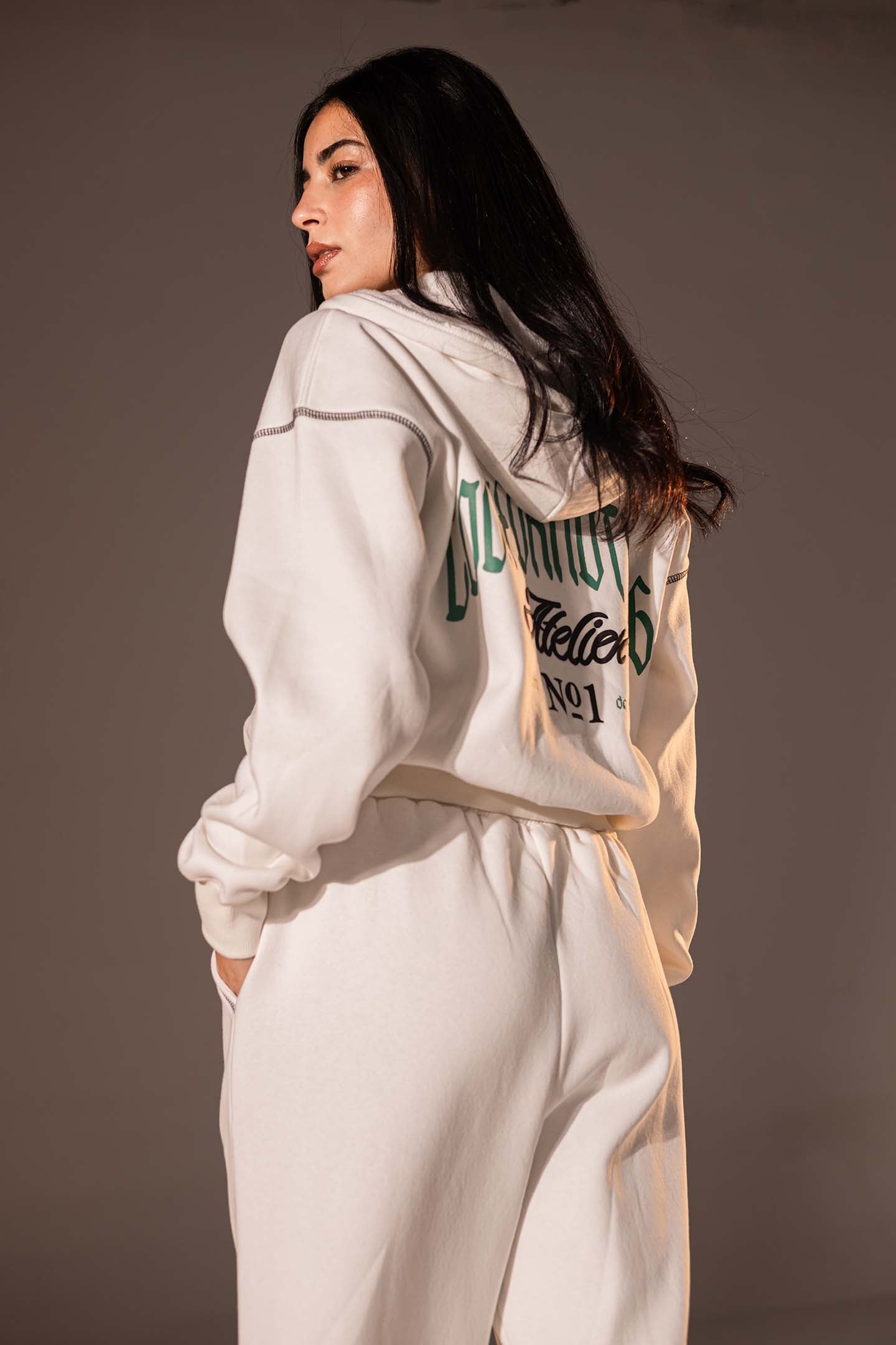 سحّاب أمامي وتصميم جرافيكي بلون الأوف وايت