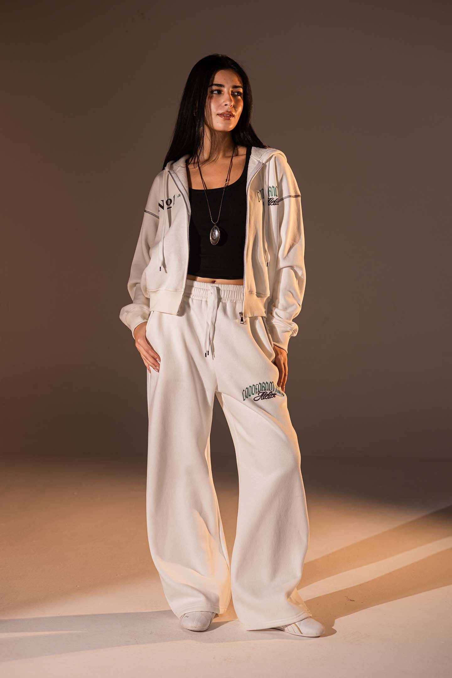 سحّاب أمامي وتصميم جرافيكي بلون الأوف وايت