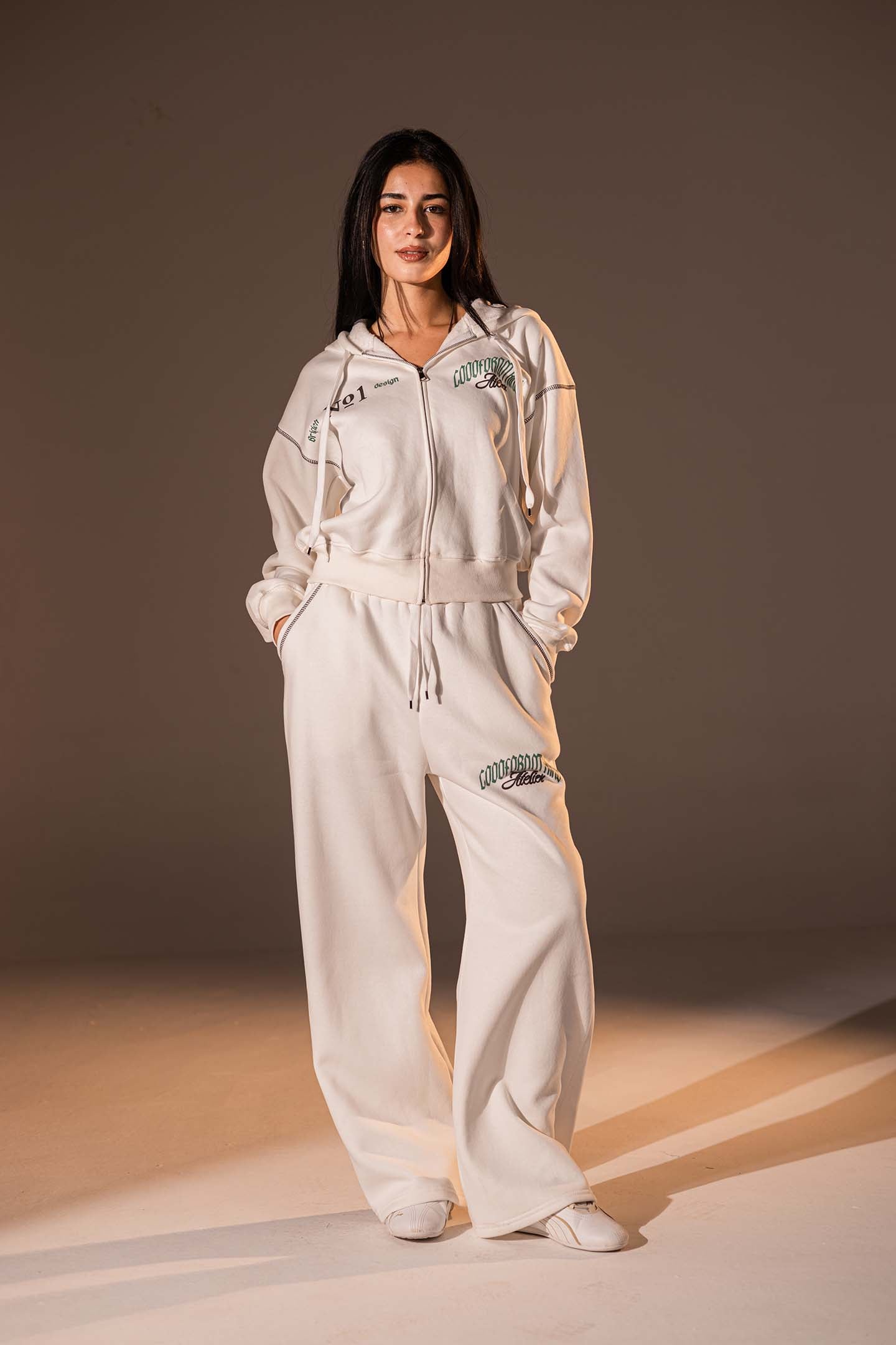 سحّاب أمامي وتصميم جرافيكي بلون الأوف وايت