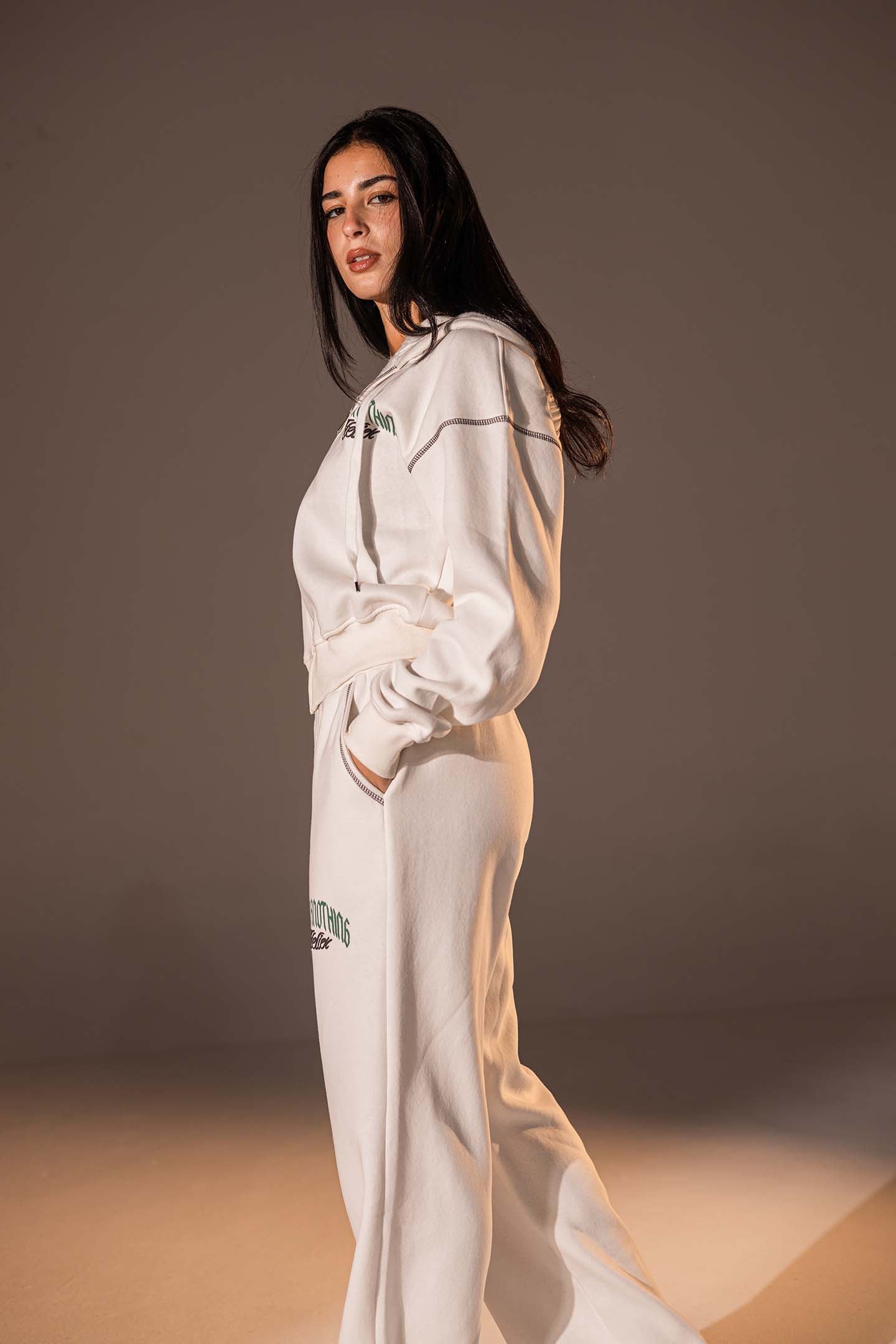 سحّاب أمامي وتصميم جرافيكي بلون الأوف وايت