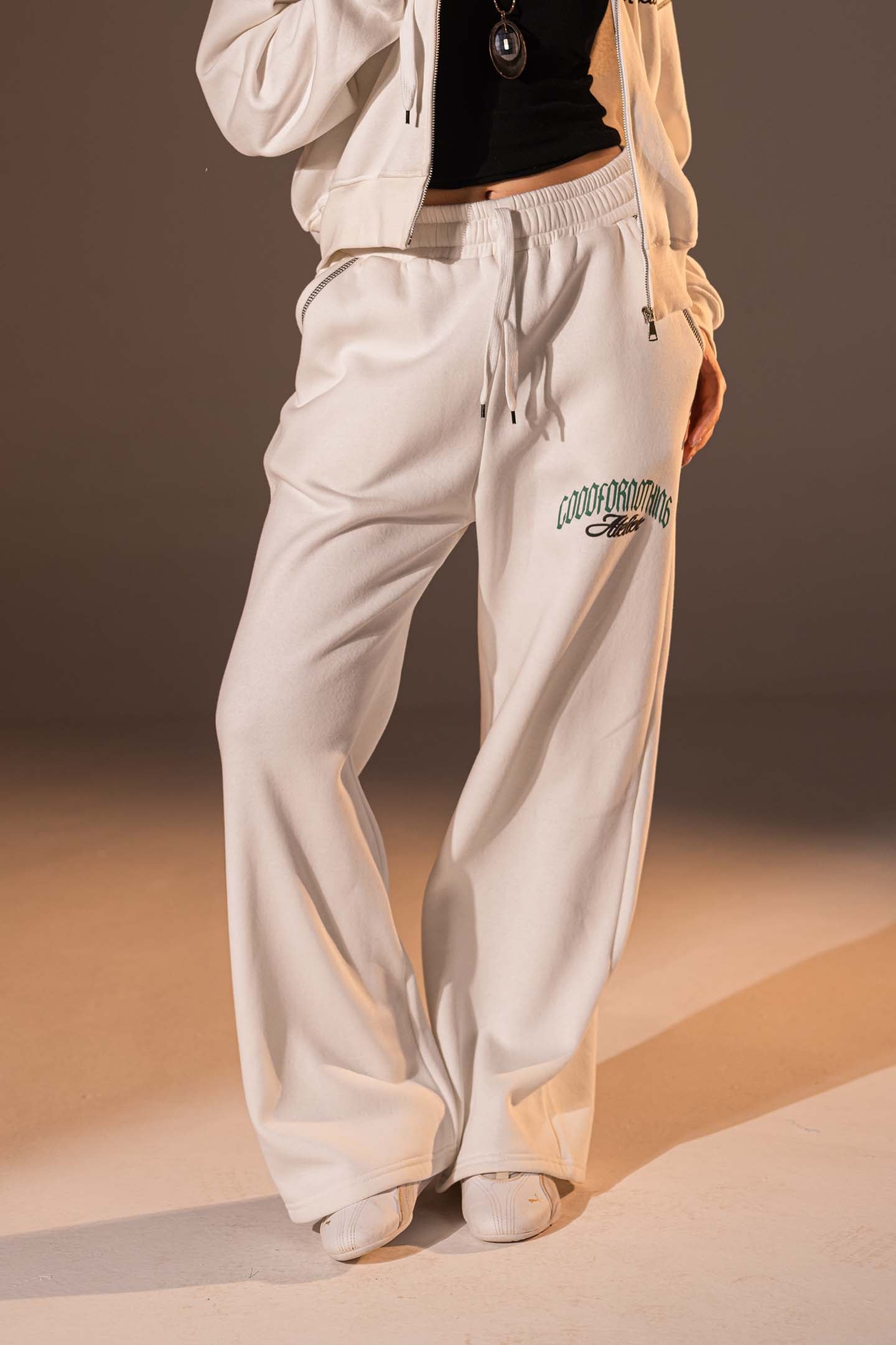 بنطال جوجر بتصميم جرافيكي بلون الأوف وايت