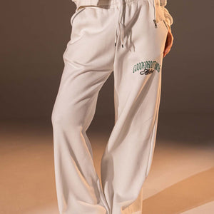 بنطال جوجر بتصميم جرافيكي بلون الأوف وايت