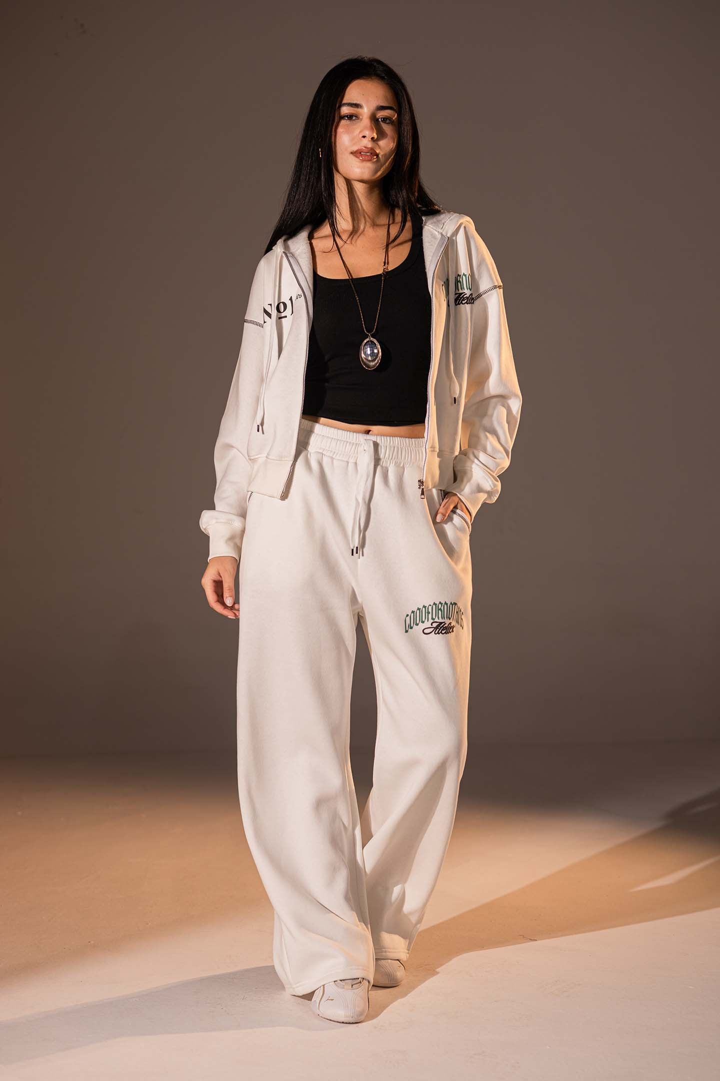 بنطال جوجر بتصميم جرافيكي بلون الأوف وايت