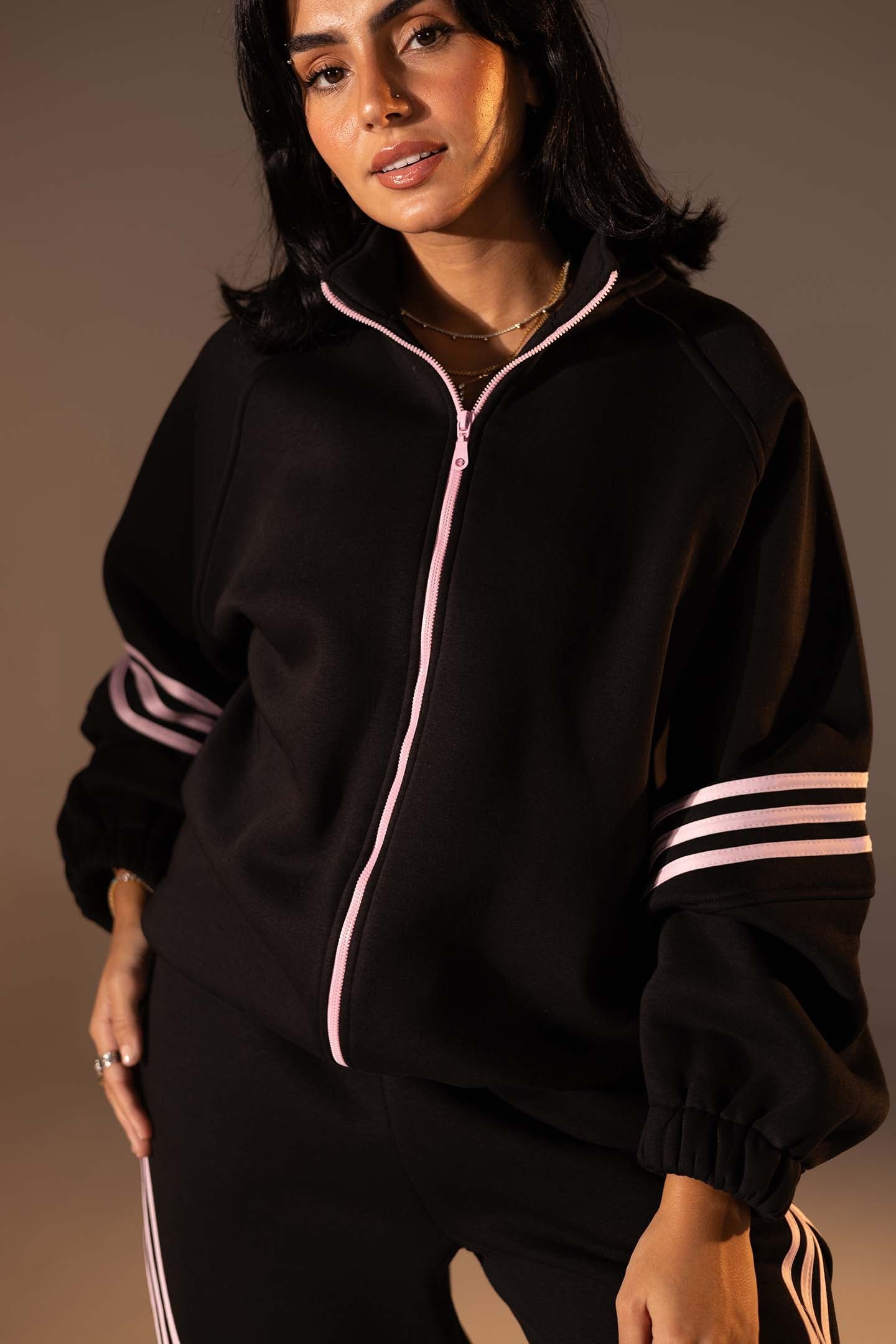 طقم رياضي مكون من قطعتين بقصّة واسعة بلون الأسود