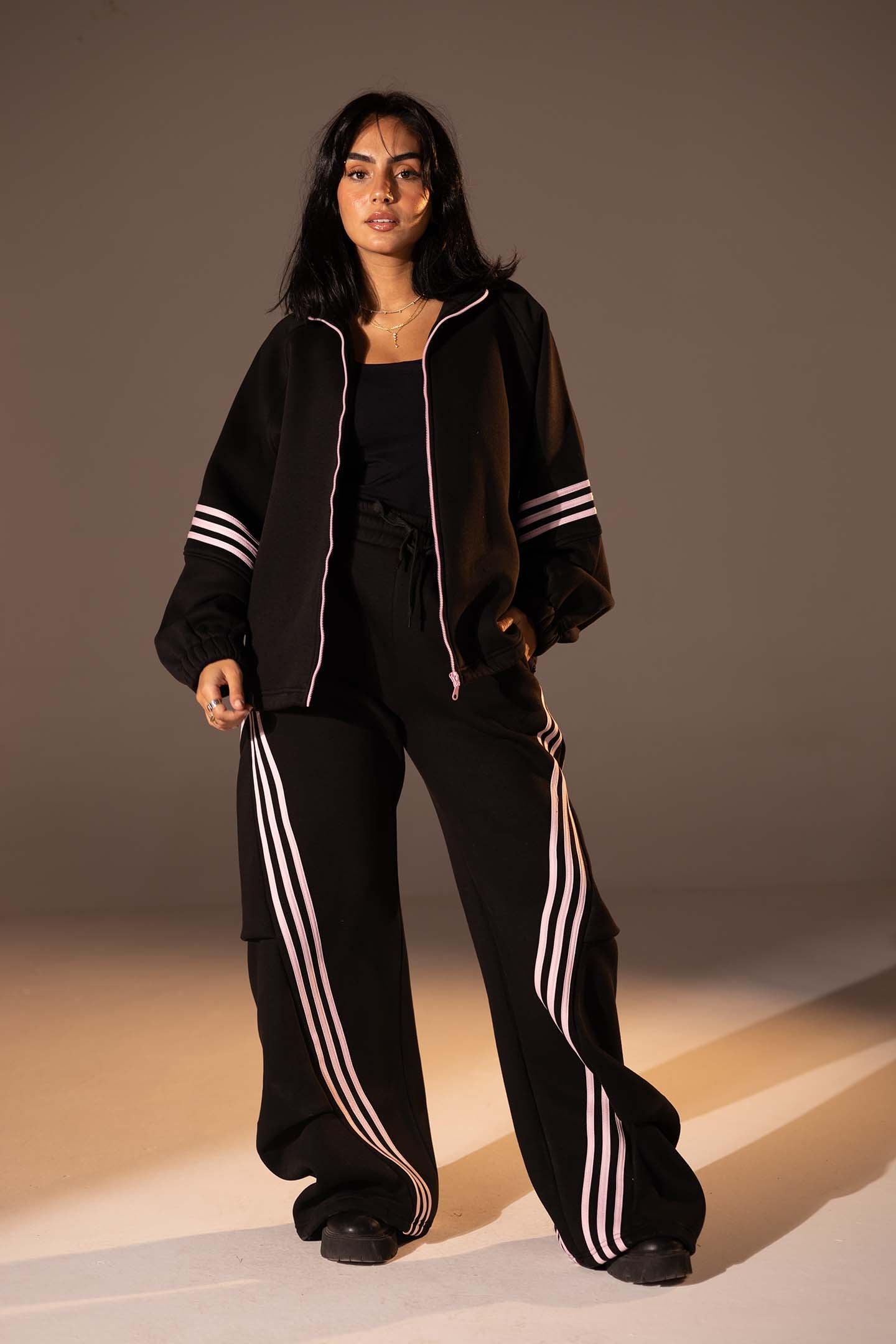 طقم رياضي مكون من قطعتين بقصّة واسعة بلون الأسود