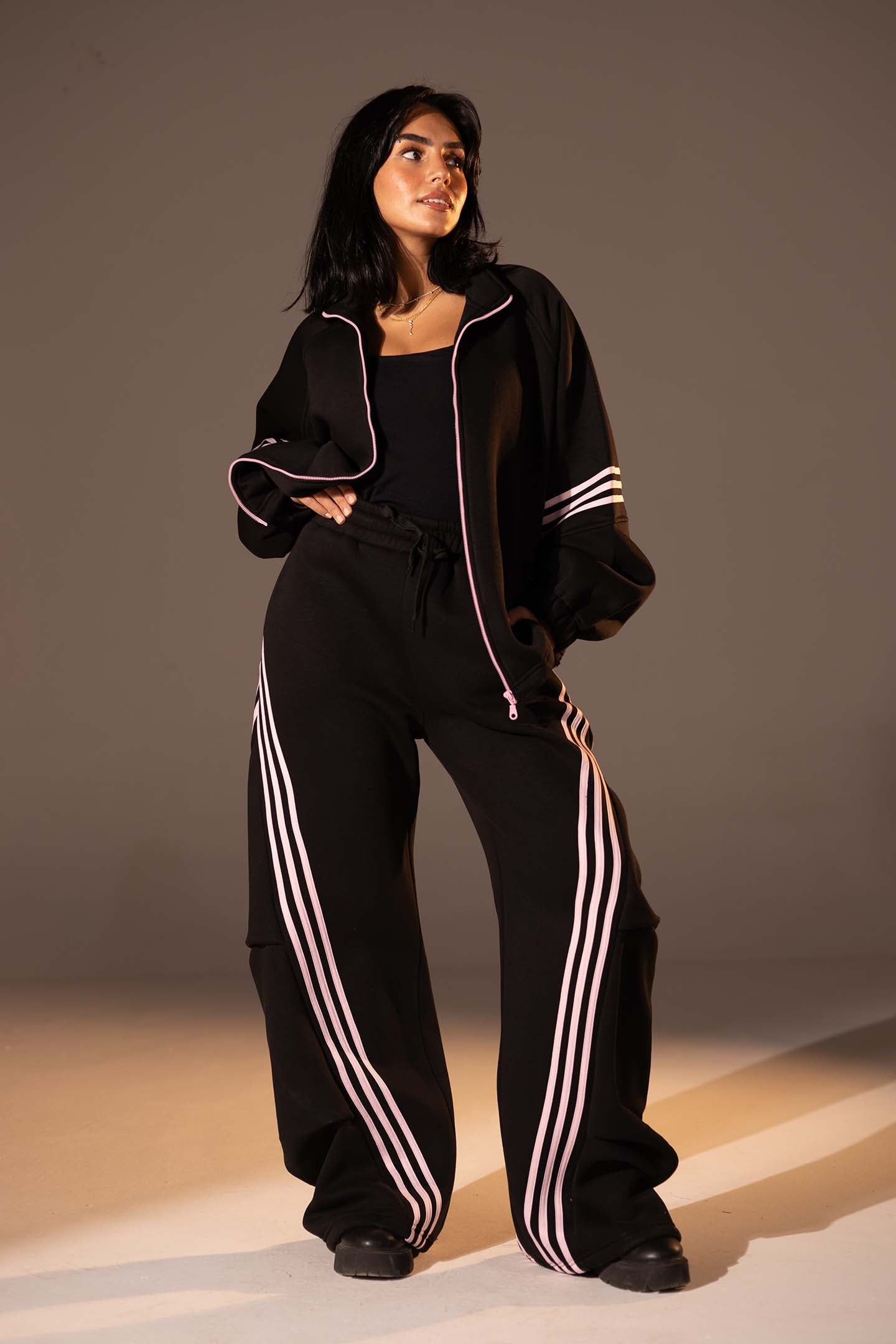 طقم رياضي مكون من قطعتين بقصّة واسعة بلون الأسود