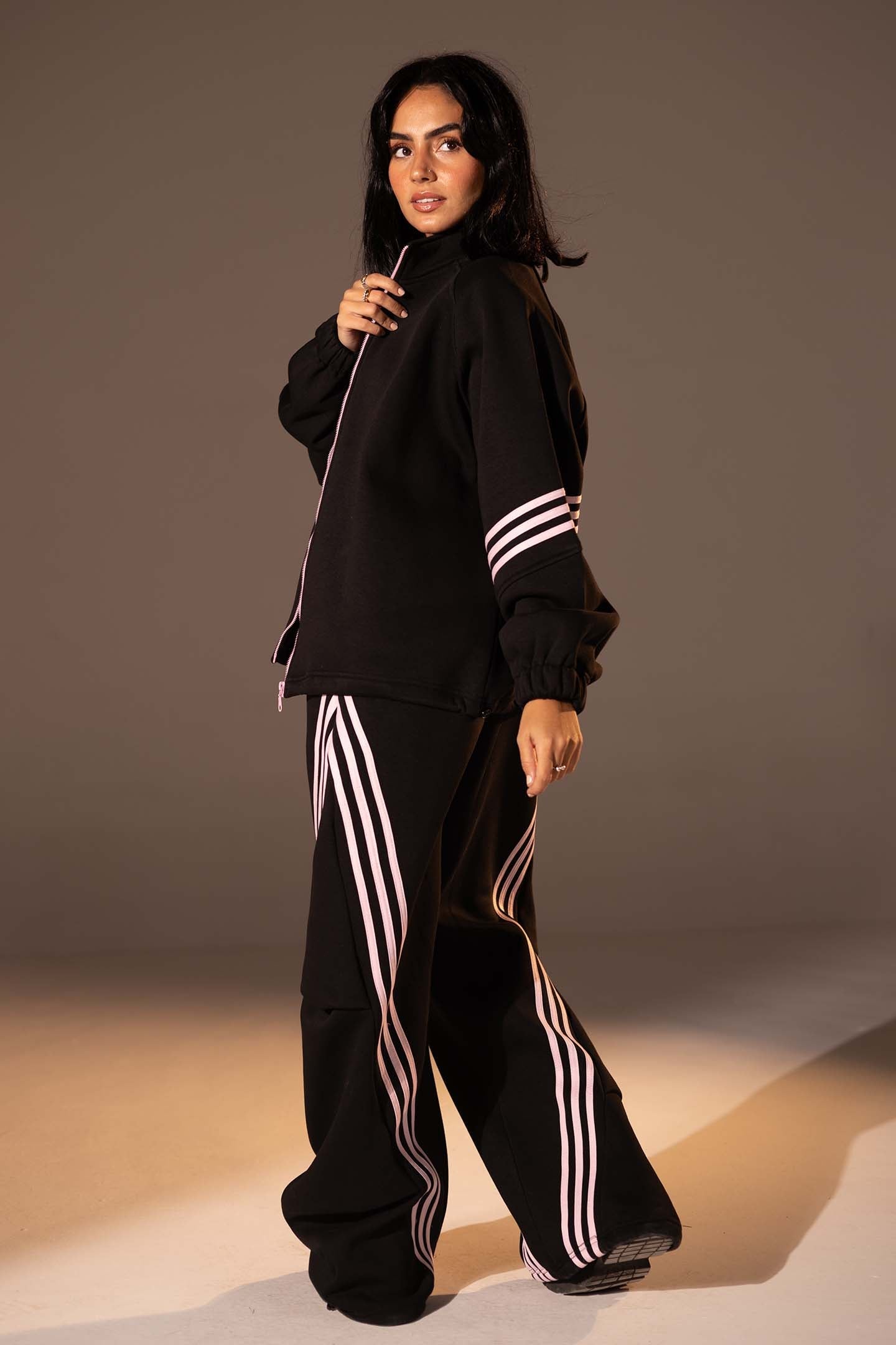 طقم رياضي مكون من قطعتين بقصّة واسعة بلون الأسود