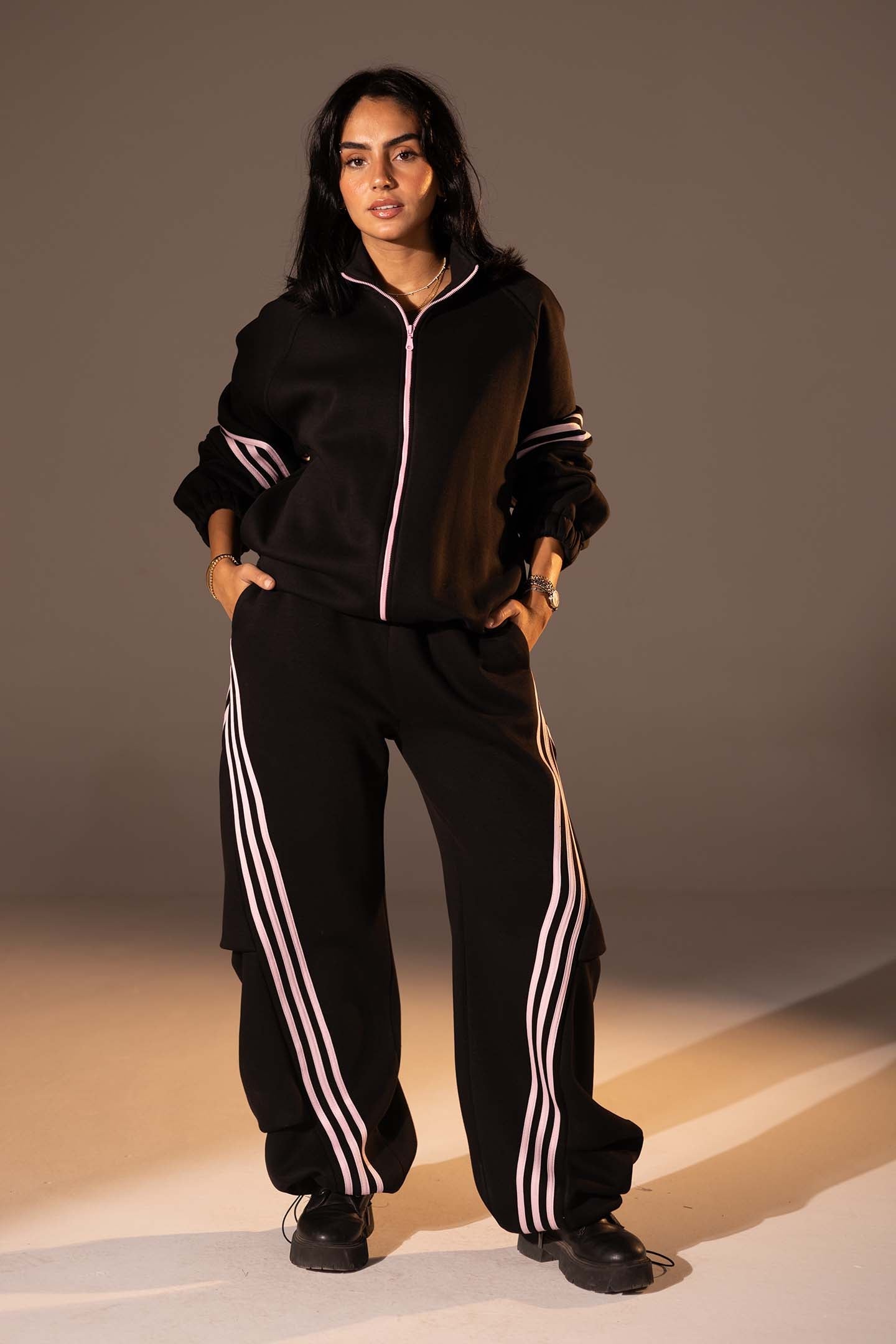 طقم رياضي مكون من قطعتين بقصّة واسعة بلون الأسود