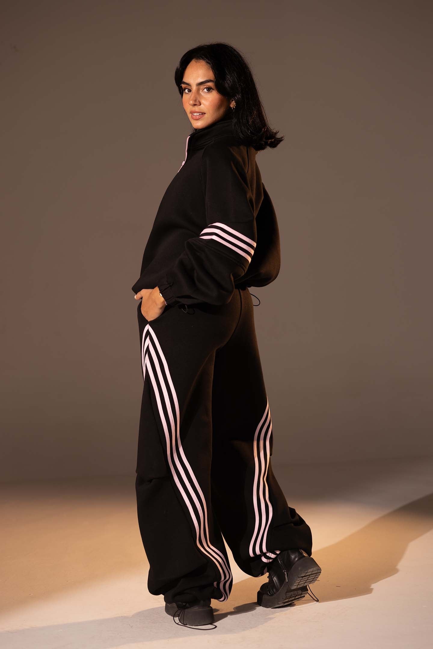 طقم رياضي مكون من قطعتين بقصّة واسعة بلون الأسود