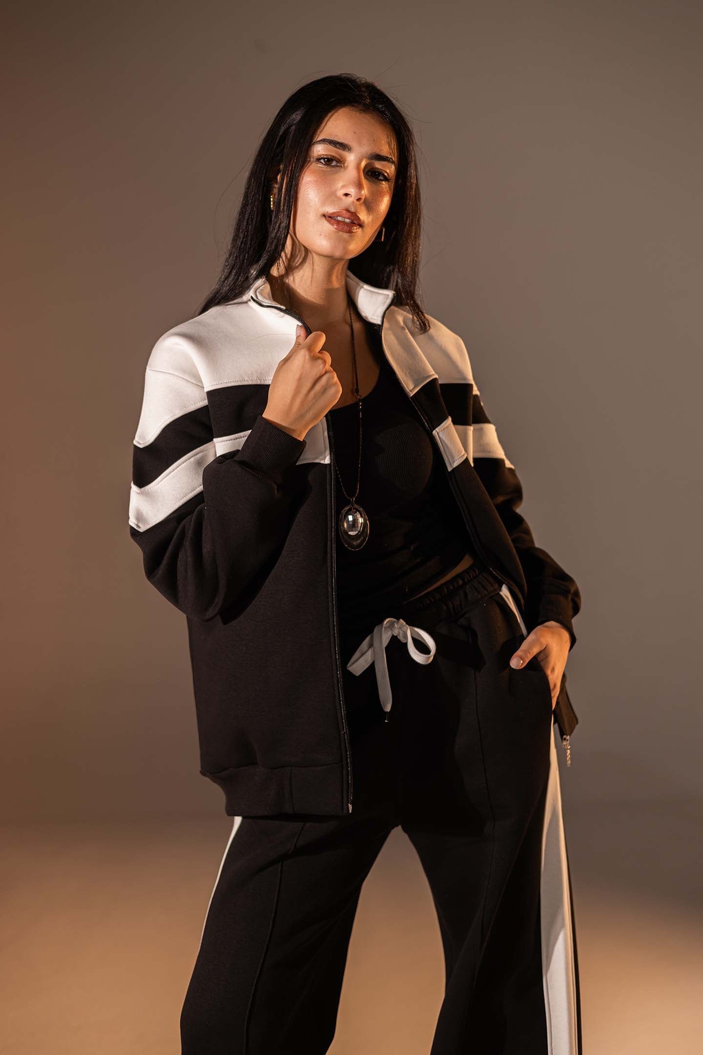 طقم مكوّن من قطعتين بلون الأسود مع تفاصيل باللون الأبيض