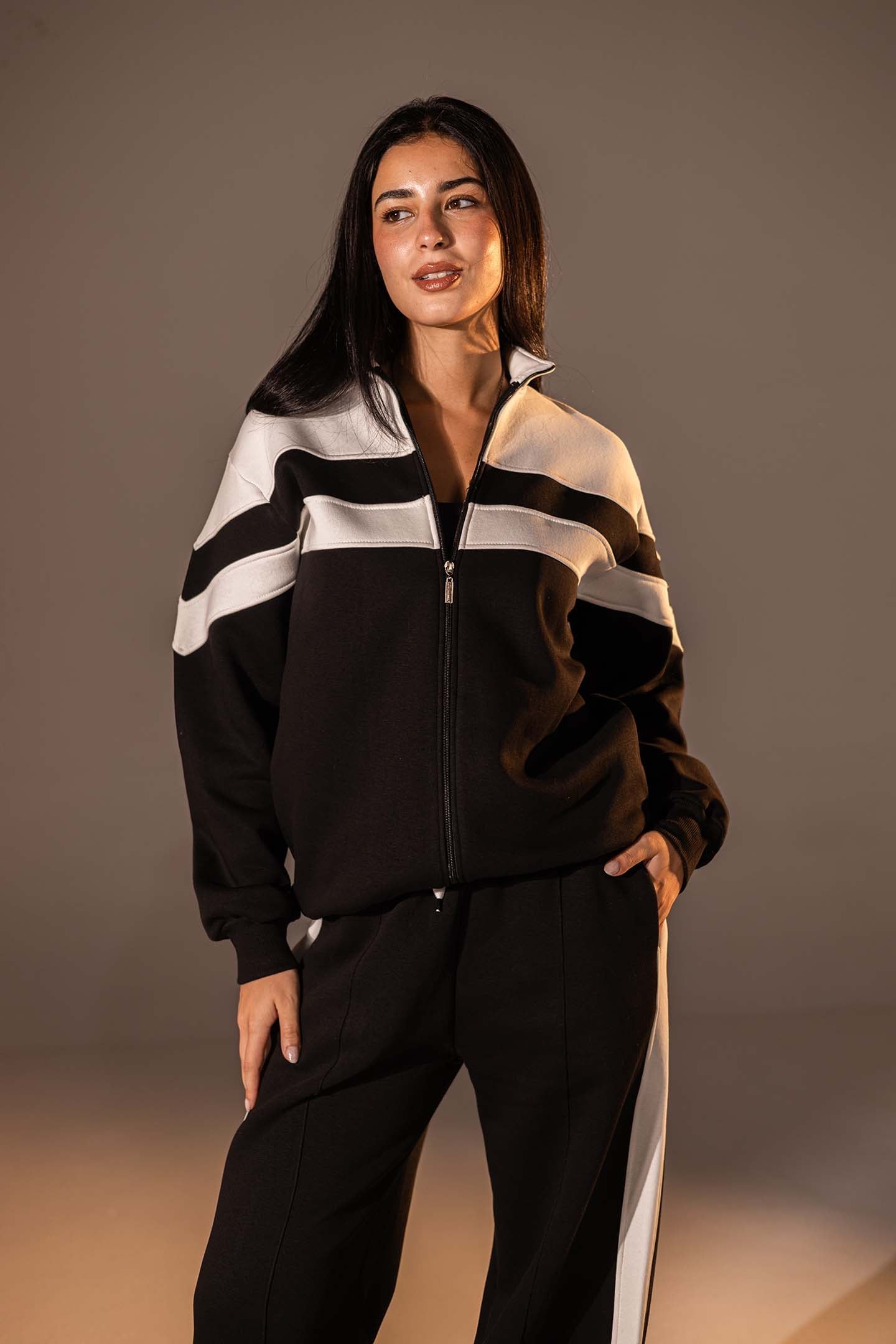 طقم مكوّن من قطعتين بلون الأسود مع تفاصيل باللون الأبيض