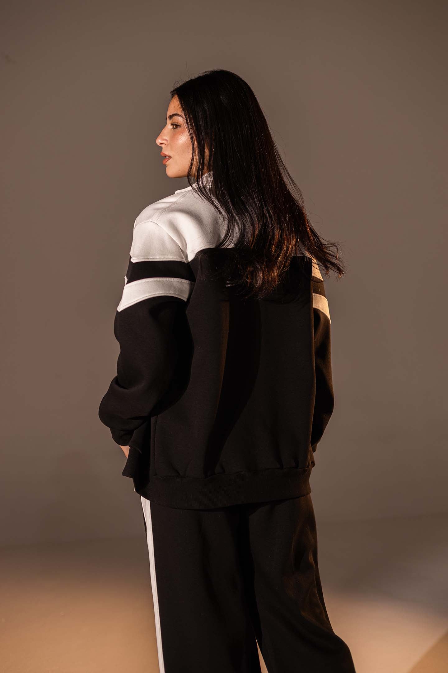 طقم مكوّن من قطعتين بلون الأسود مع تفاصيل باللون الأبيض