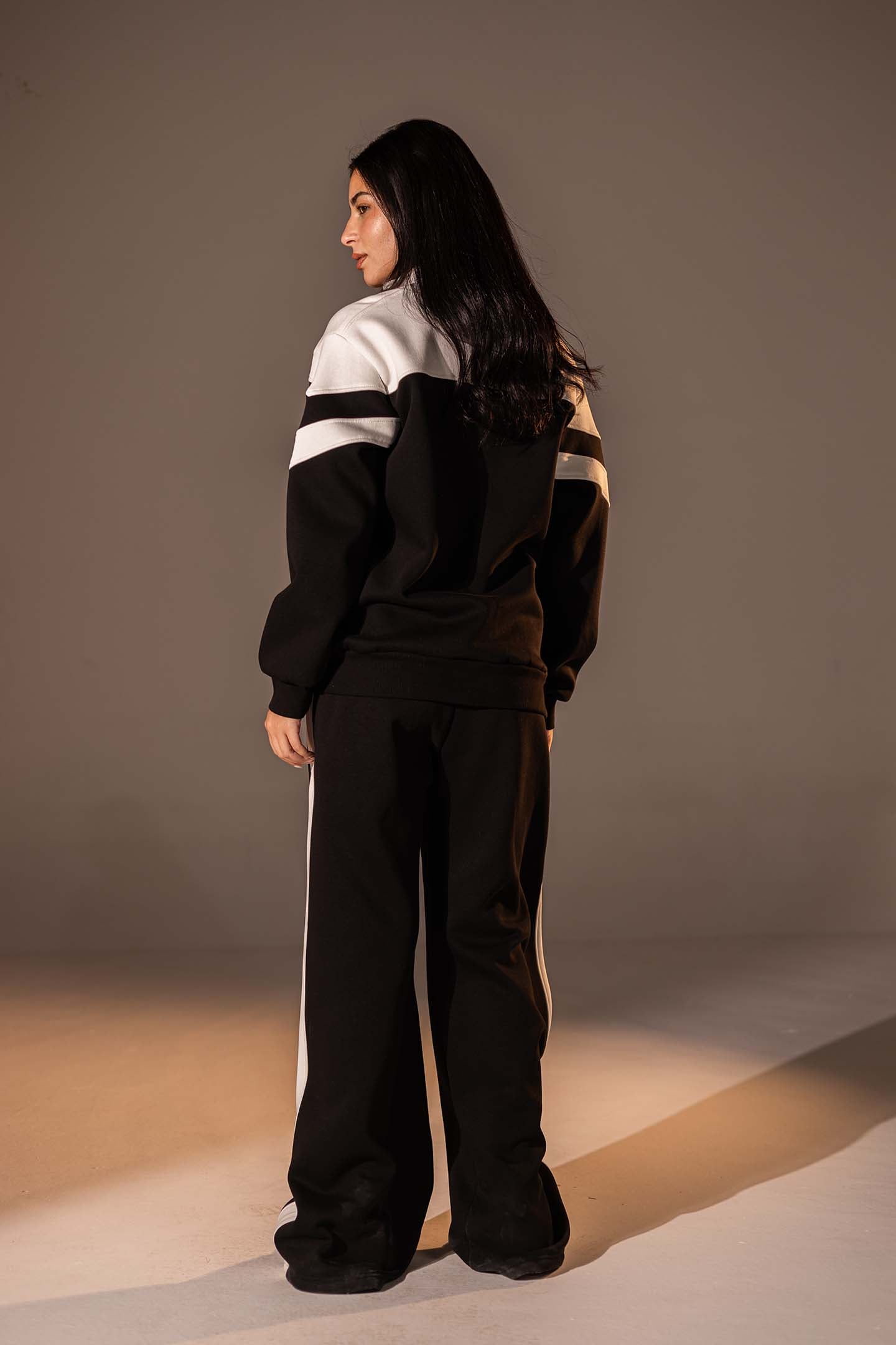 طقم مكوّن من قطعتين بلون الأسود مع تفاصيل باللون الأبيض