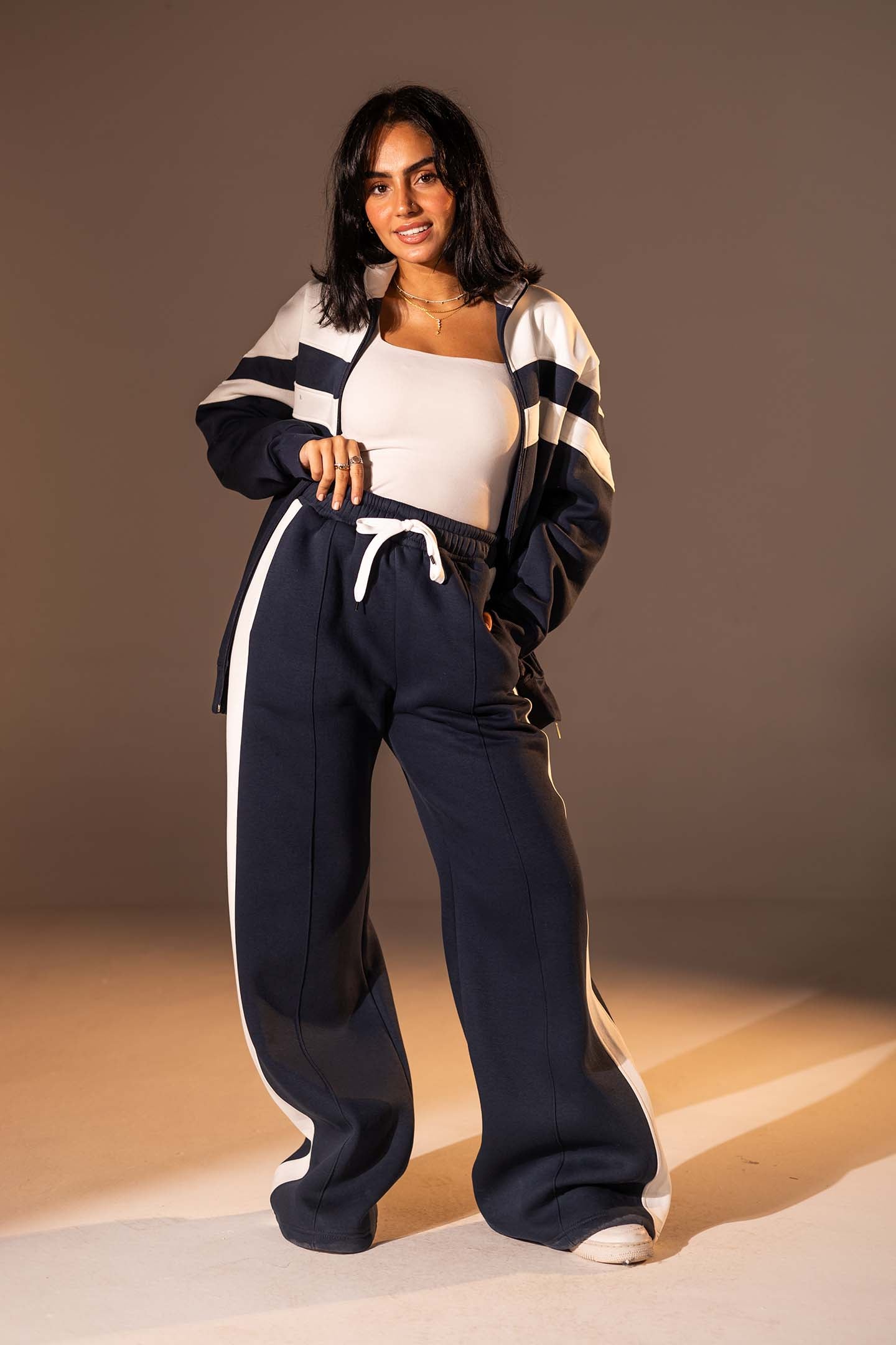 طقم مكوّن من قطعتين بلون الكحلي مع تفاصيل باللون الأبيض